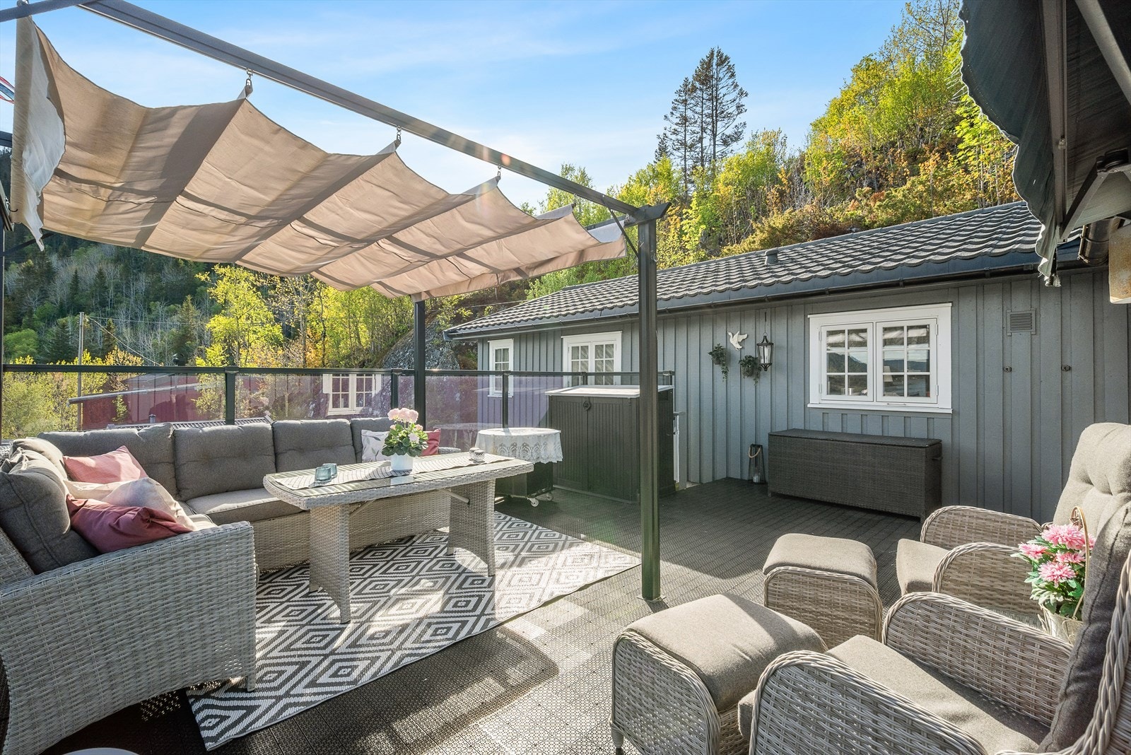 Romslig terrasse med flere møbleringsmuligheter Galleribilde