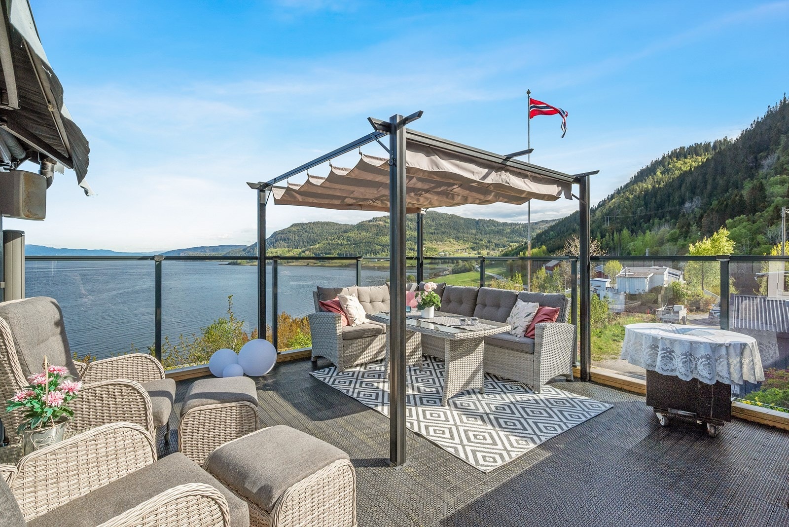 Meget flott utsikt og uteområde/terrasse Galleribilde