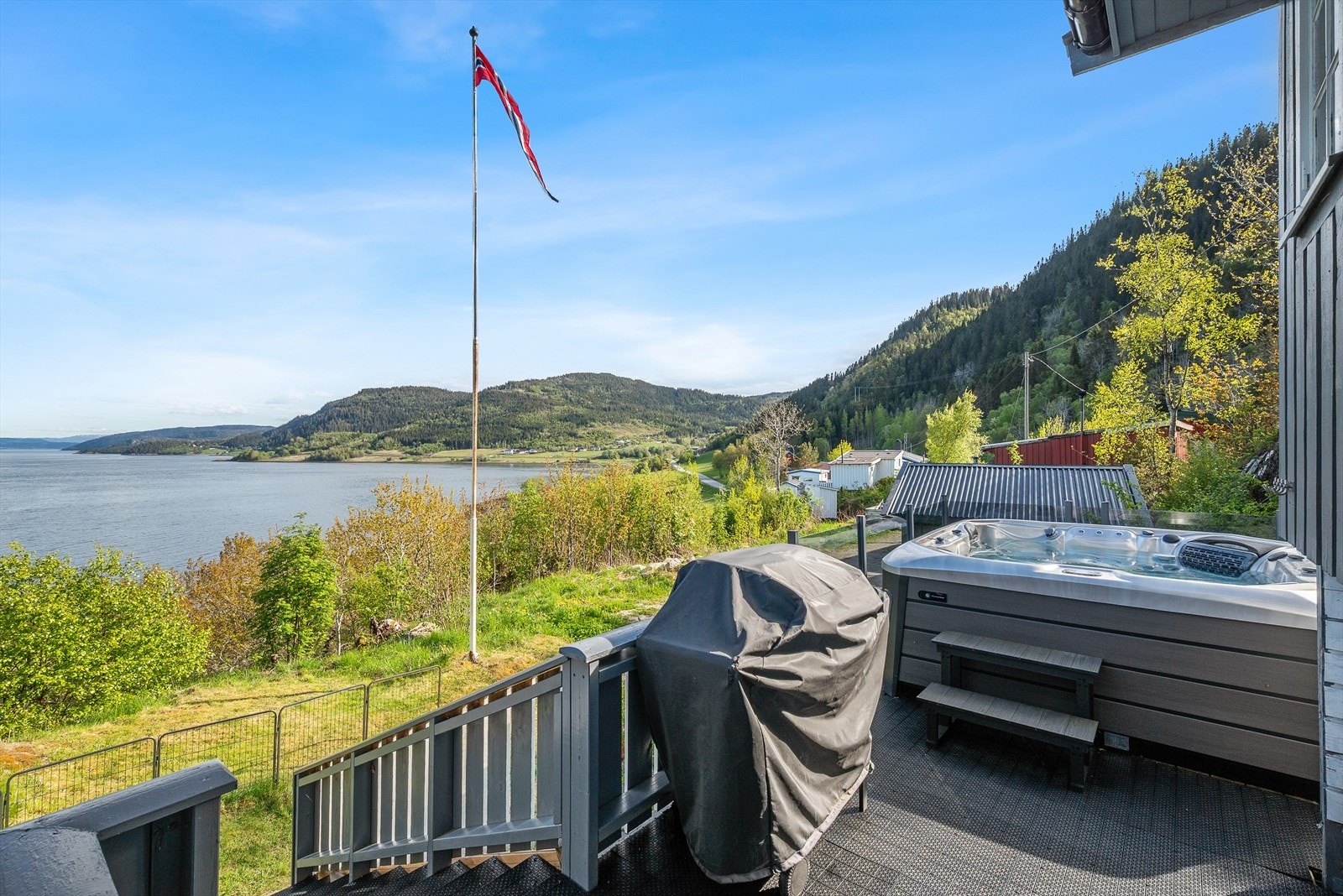Terrasse og jacuzzi som medfølger Galleribilde