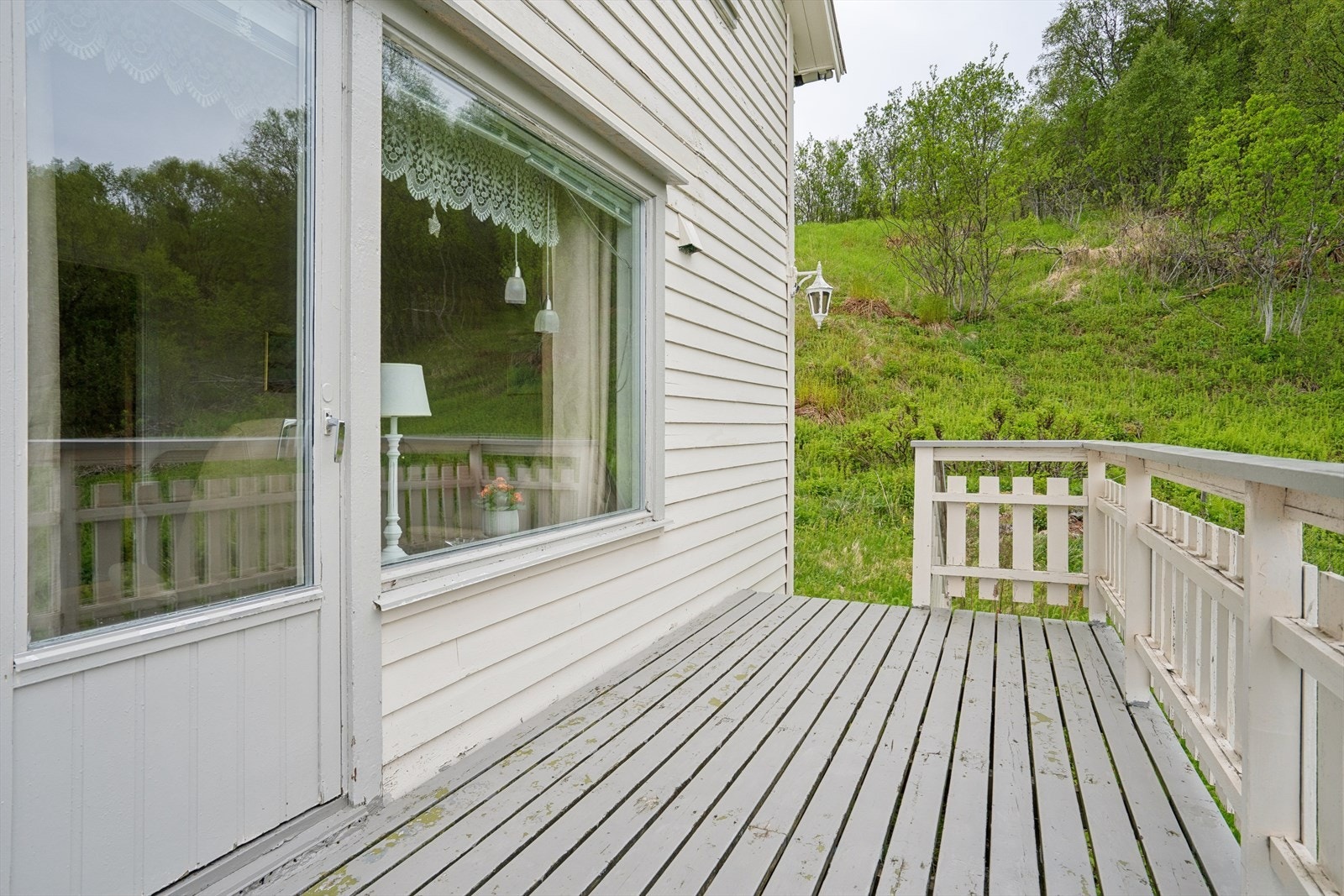 Direkte fra stuen har vi en trivelig veranda. Galleribilde
