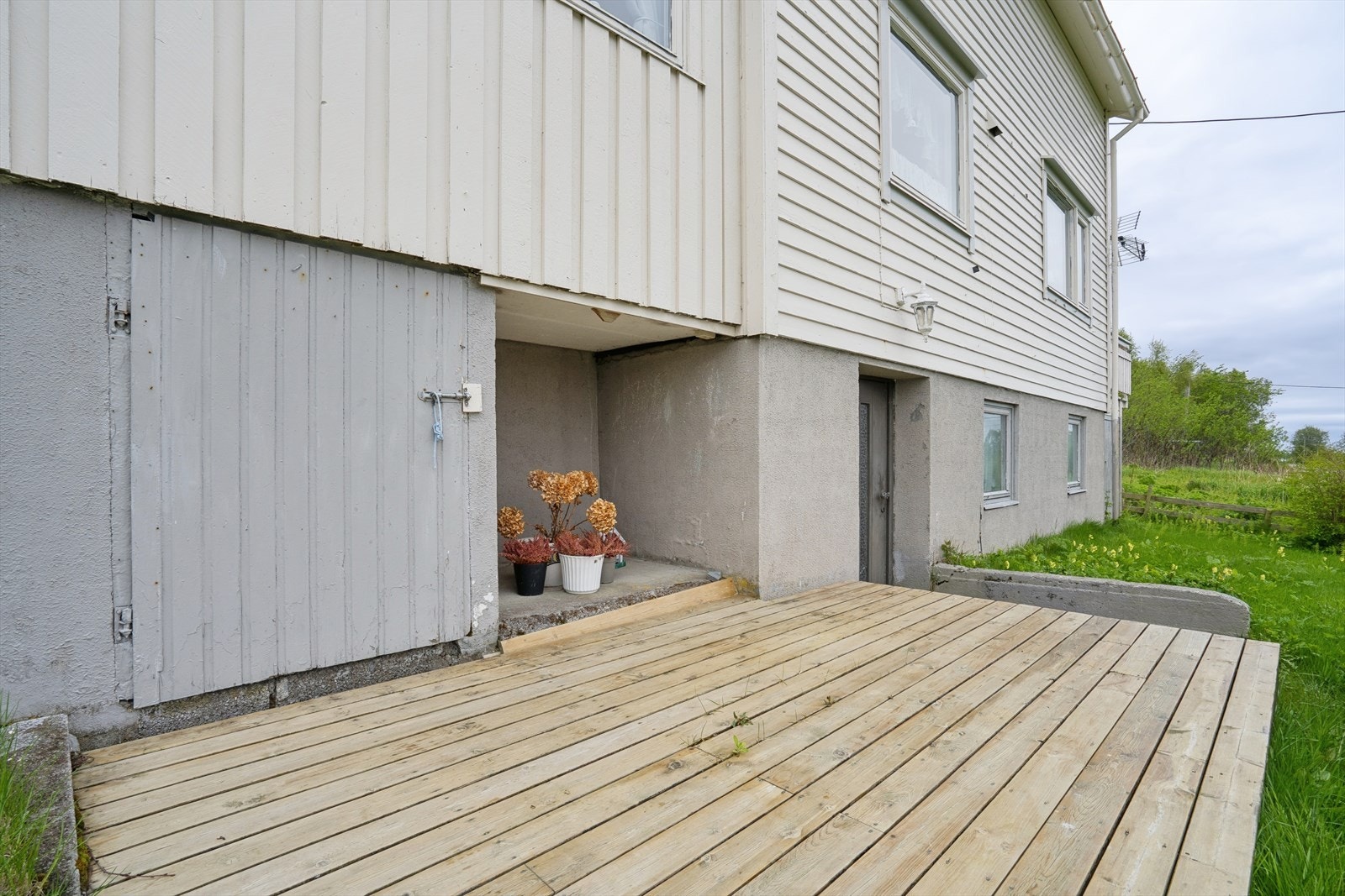 Utenfor er det satt opp en trivelig platting. Det er lagringsplass i bakkant av plattingen. Galleribilde