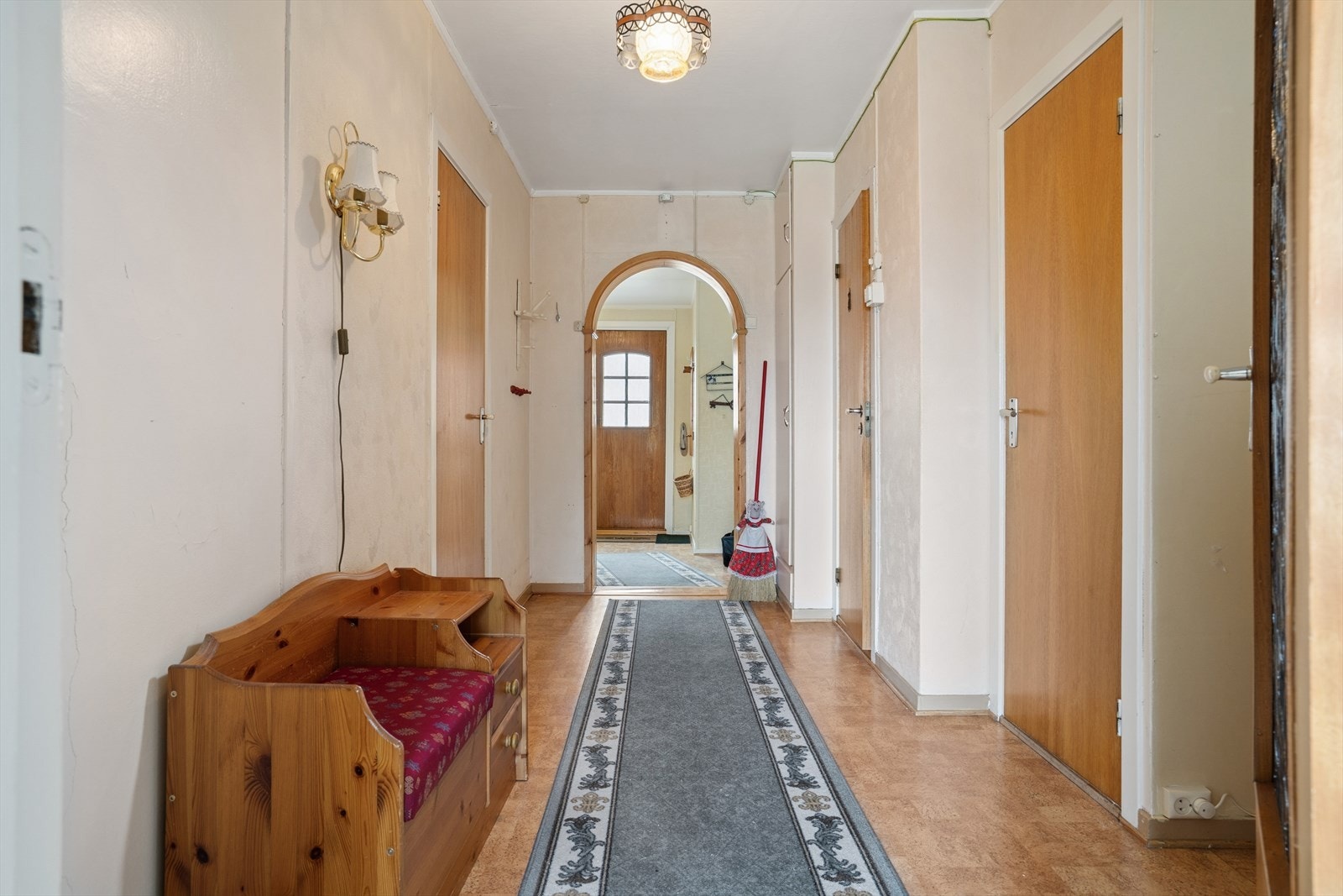 Eiendommen har en romslig tomt med blant annet våningshus og betydelige skogarealer og boligen ligger i et rolig og barnevennlig område. Galleribilde
