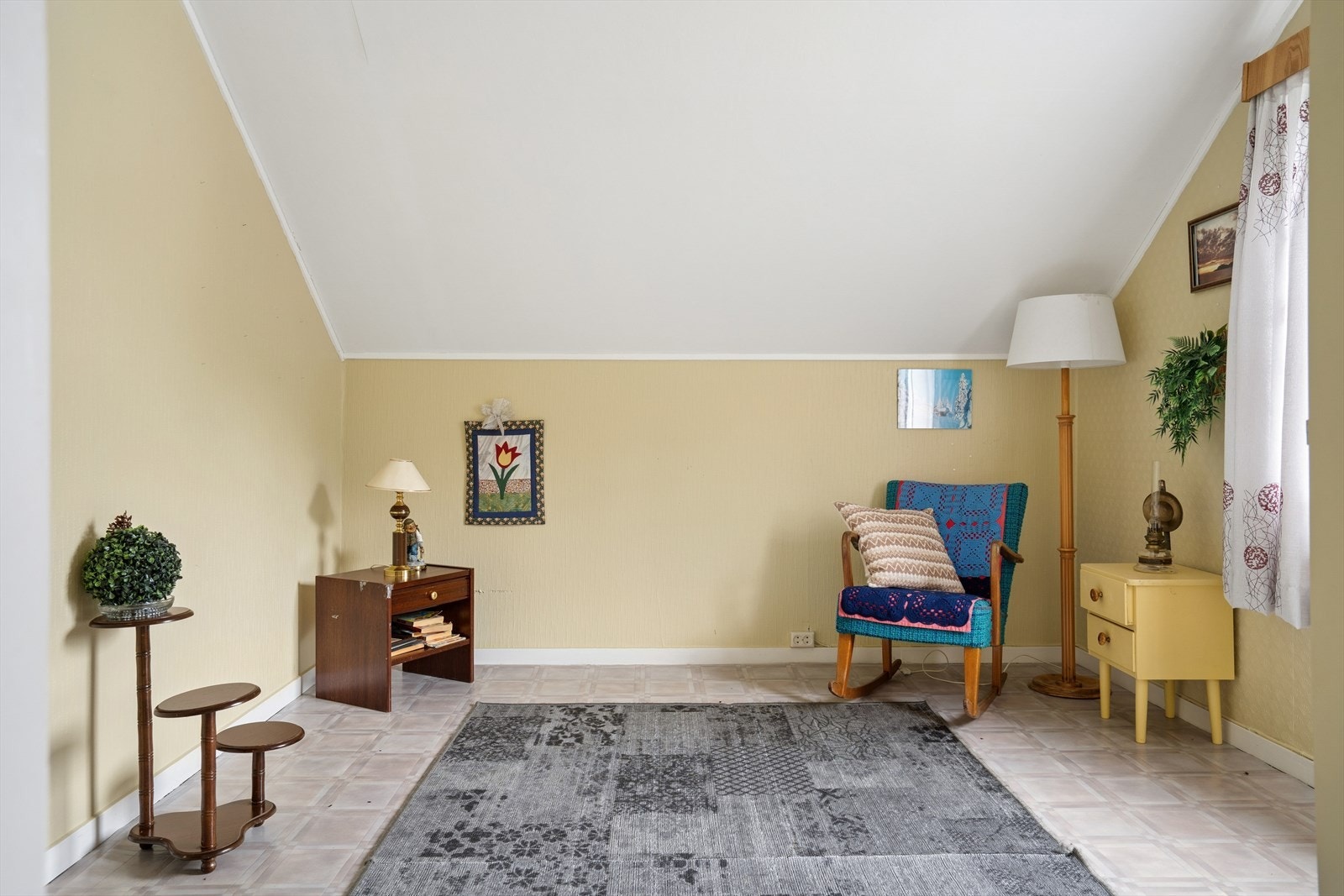 Soverom 2 er i dag innredet som et oppholdsrom. Galleribilde