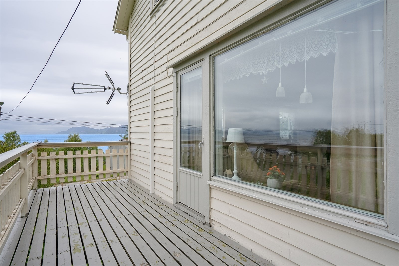 Verandaen er vestvendt og byr på ettermiddags- og kveldssol. Galleribilde