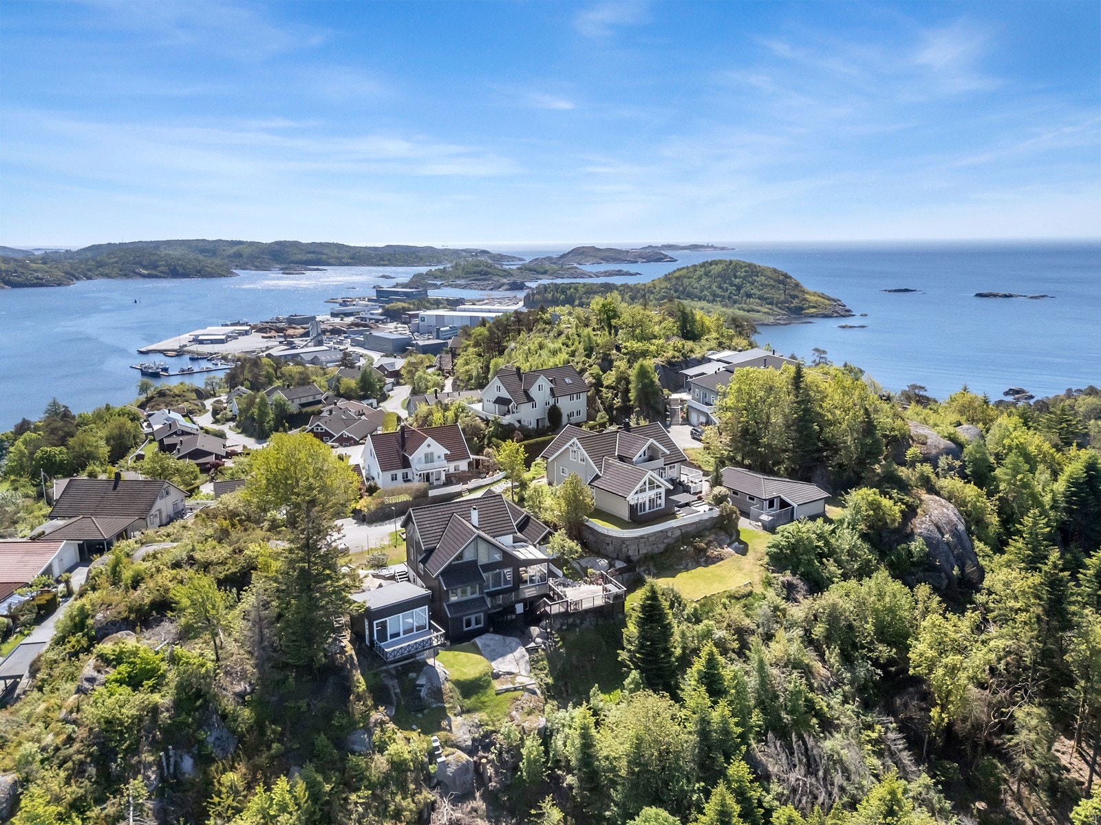 Boligen har en solrik og svært flott beliggenhet i et veletablert boligfelt med en utforming som utnytter panoramautsikten over sentrum, sjø og skjærgård. Galleribilde