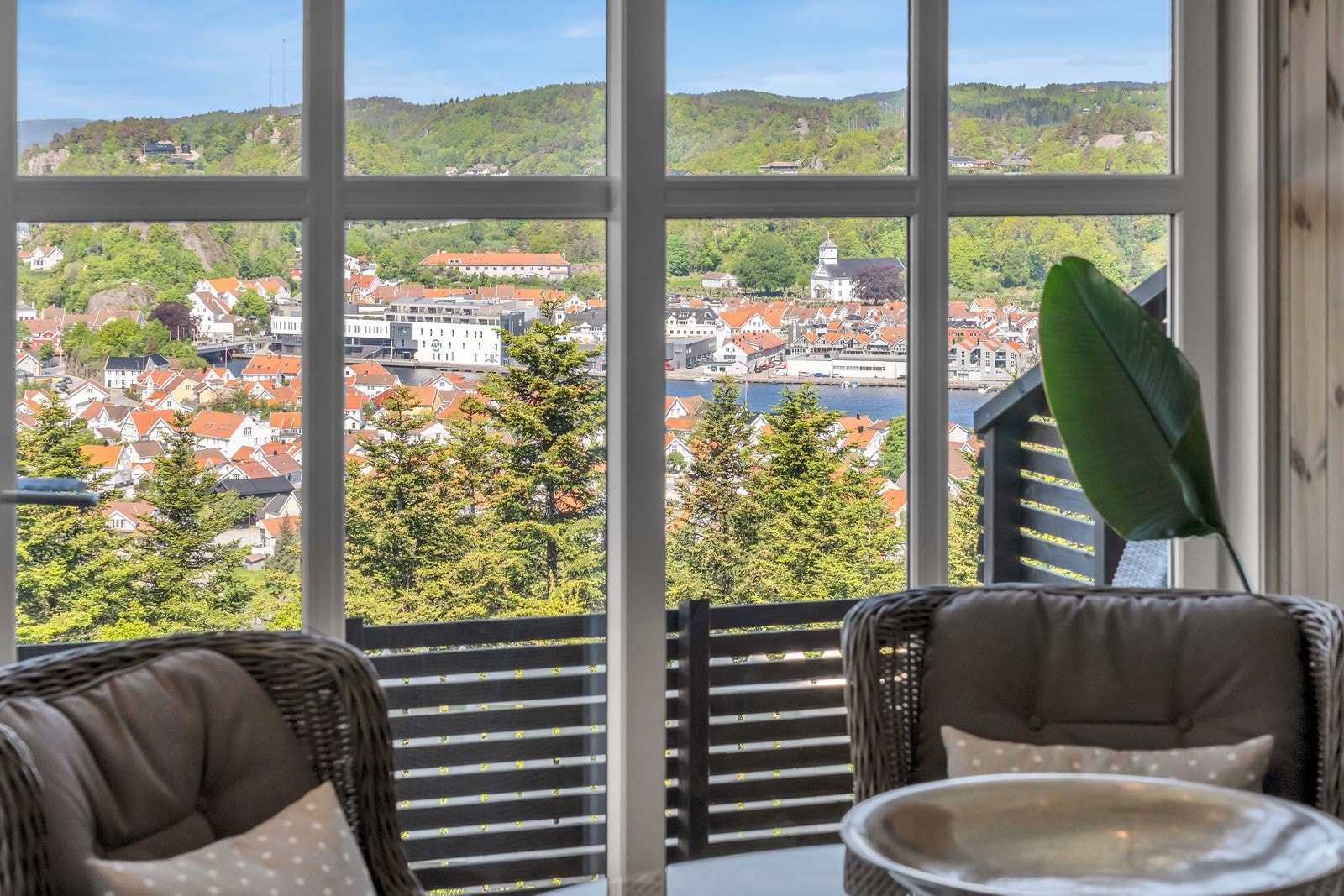 Boligen ligger på utsiktstomt med en unik og idyllisk utsikt mot Mandal sentrum, elva og skjærgården. Galleribilde