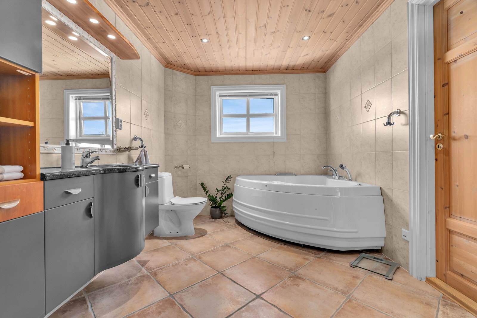 Badet er av en god størrelse med hjørneboblekar og dusjkabinett. Galleribilde