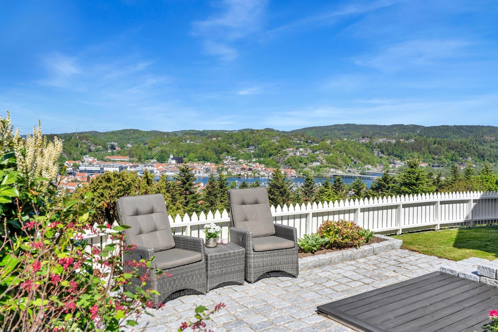 Terrassen har trapp ned til platting med gatestein og plen hvor man har panoramautsikt over landskapet. Galleribilde
