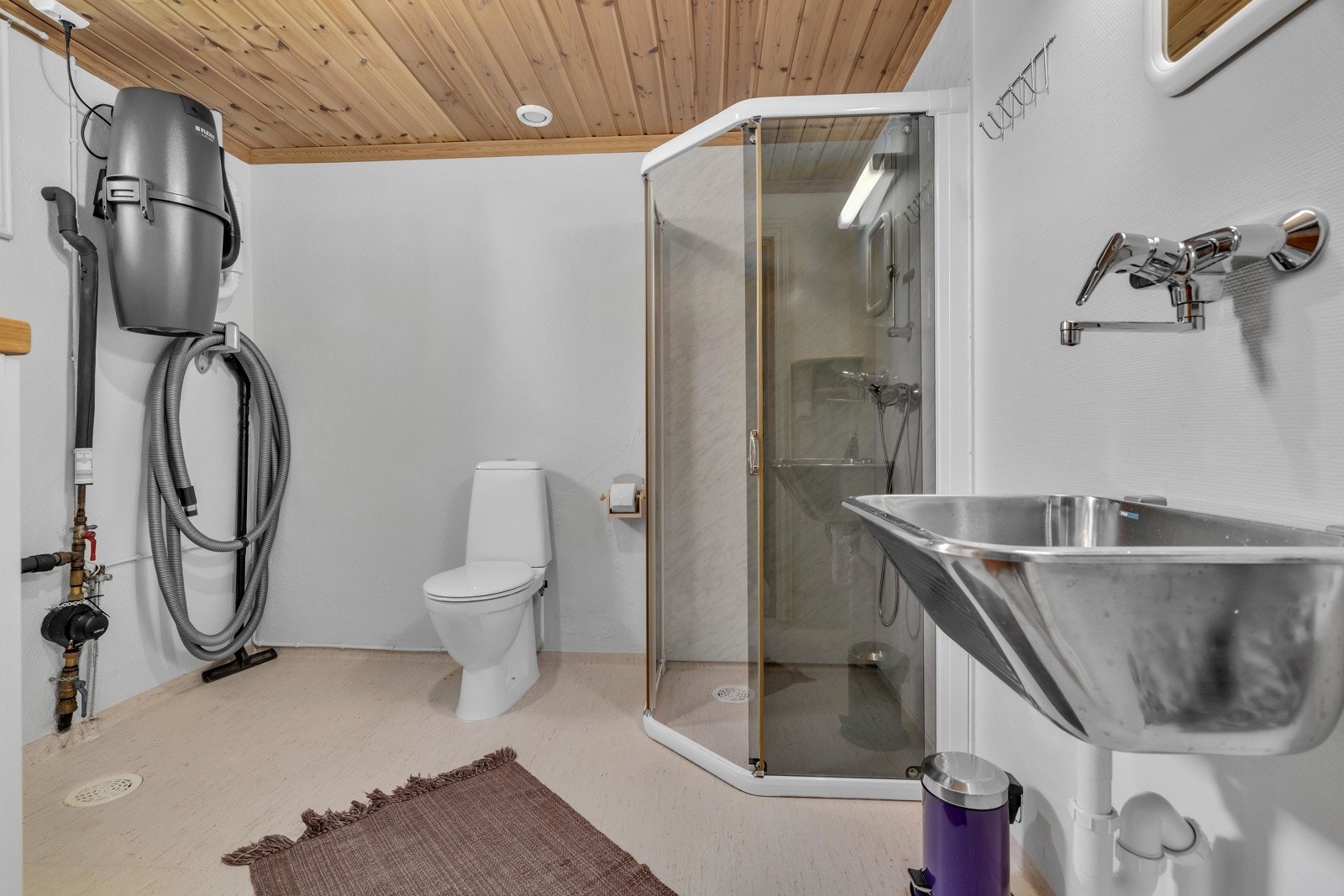 Wc/teknisk rom med belegg på gulv og strier på veggene. Galleribilde