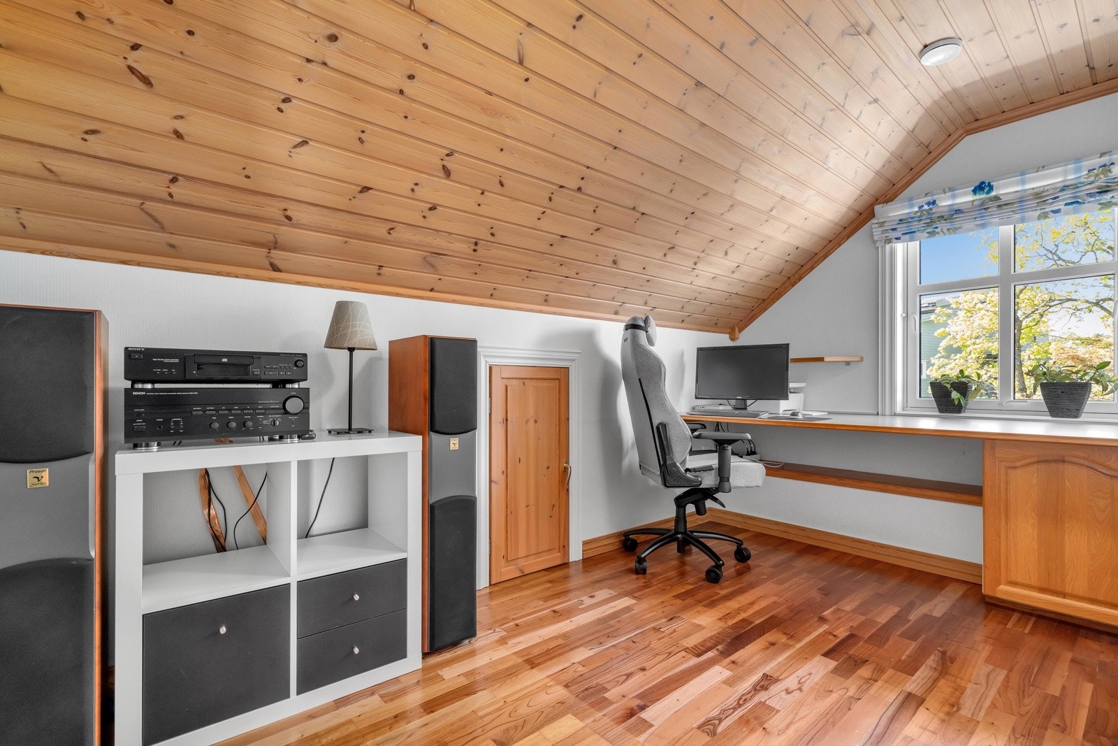 Kontor med parkett på gulv, tapet på veggene og bortsettingsmuligheter med kott i knevegg. Galleribilde