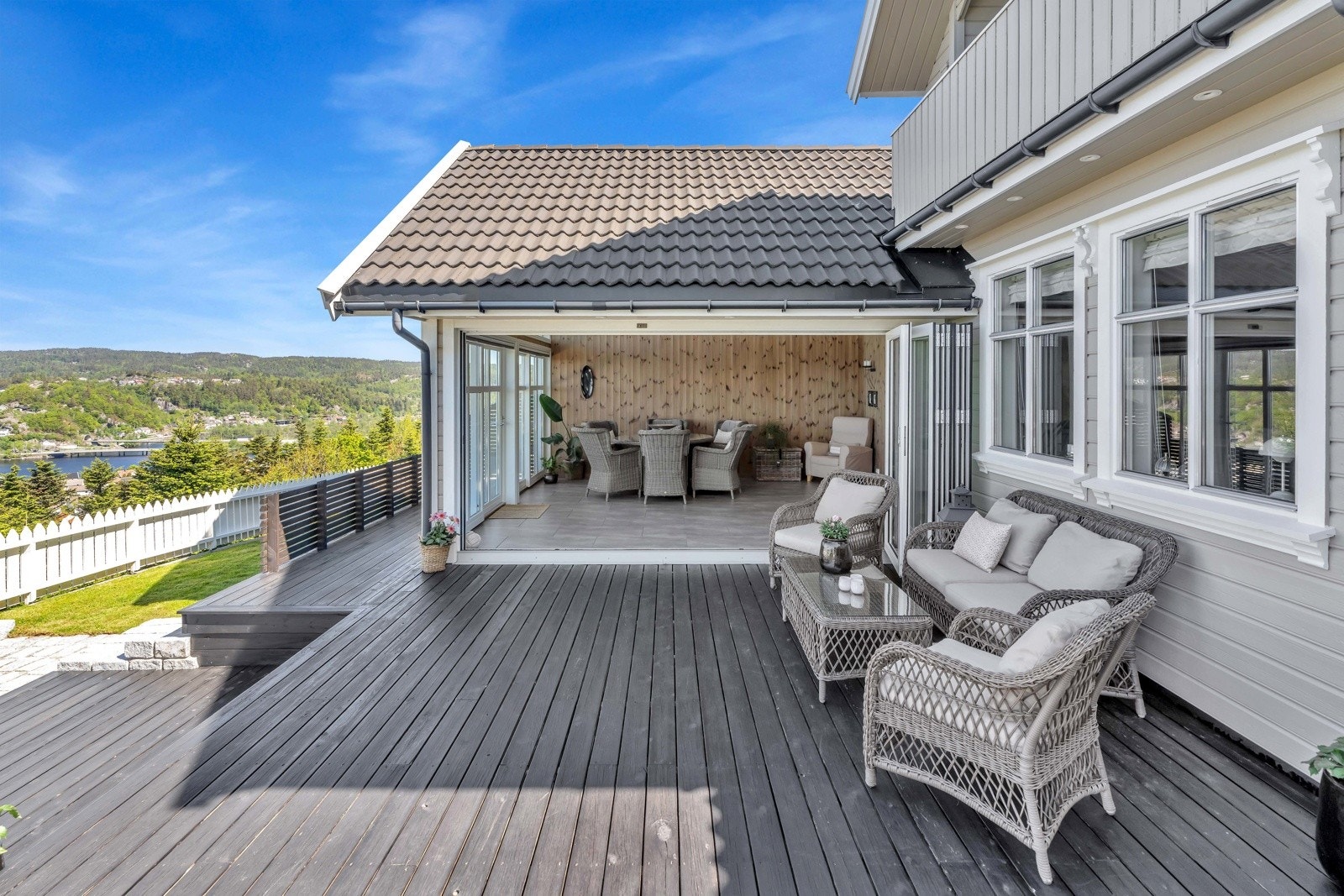 Hagestuen skaper en glidende overgang mellom boligen og uteområdet, og er den perfekte måten å forlenge sommersesongen på. Galleribilde