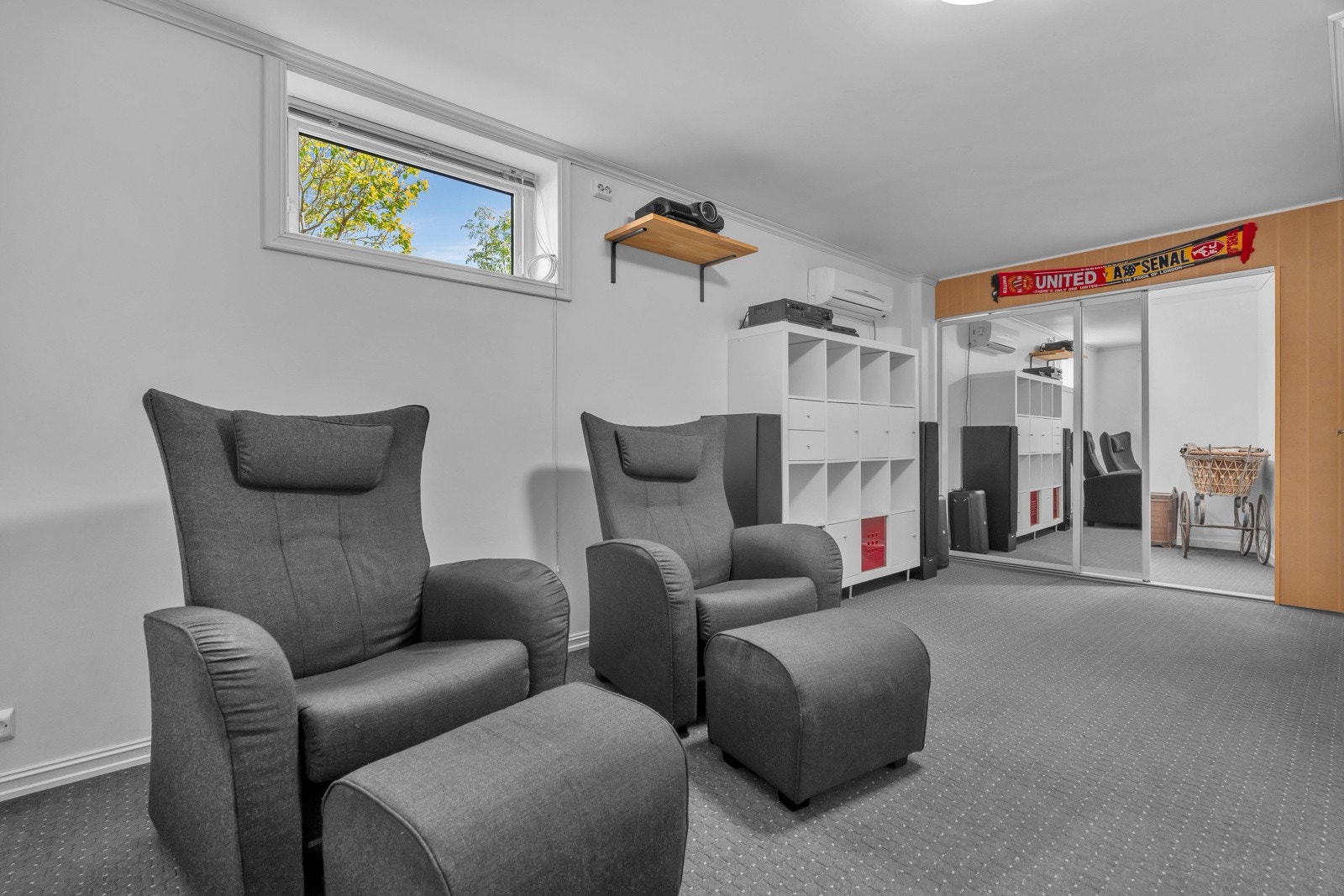 Hobbyrommet har teppe på gulv, malte vegger og skyvedørsgarderobe til bod. Galleribilde