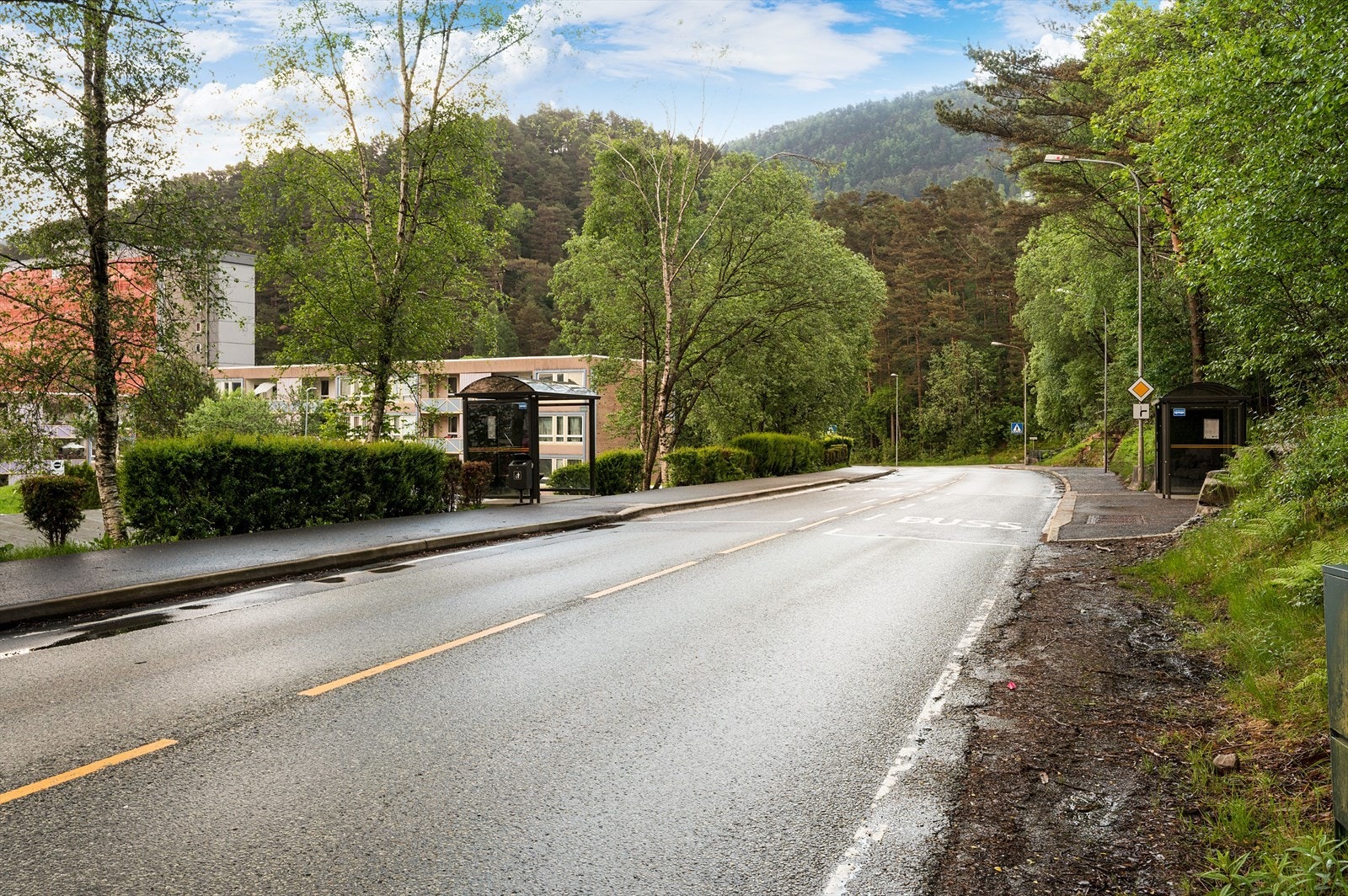- Det er kun 100 meter til nærmeste busstopp, hvor linje 5 og 48 går med hyppige avganger - Galleribilde