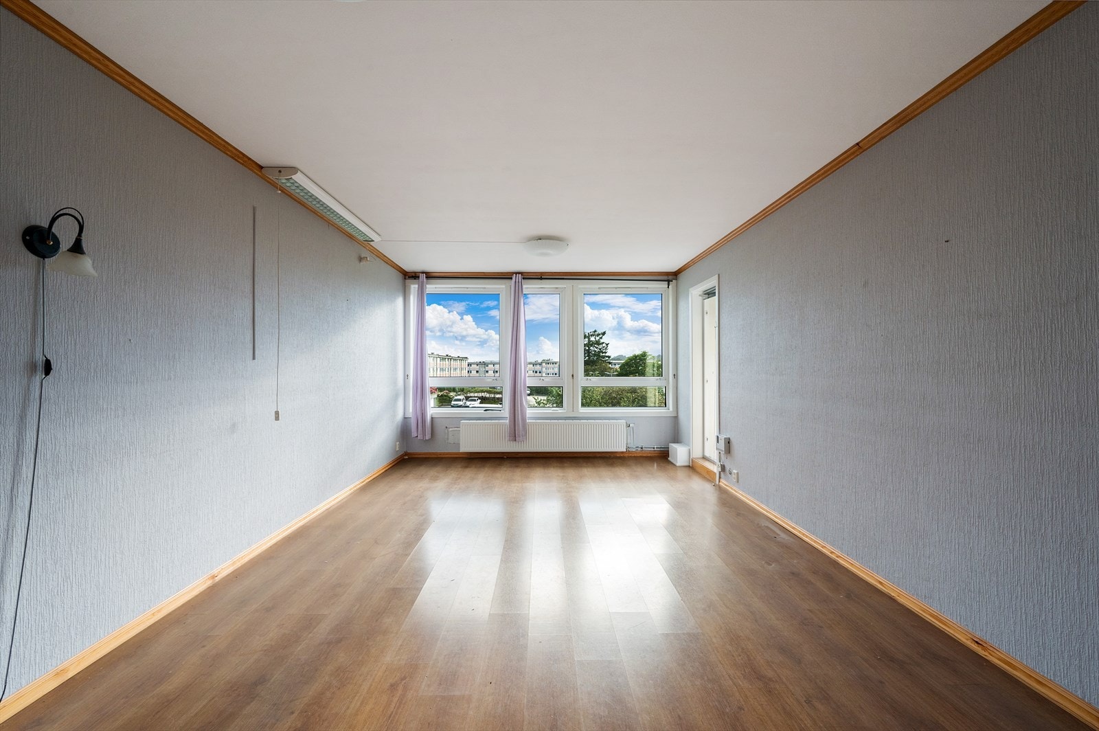- Leiligheten har et innvendig bruksareal på 73 m², og inneholder entré, stue, kjøkken, tre soverom og bad/vaskerom - Galleribilde