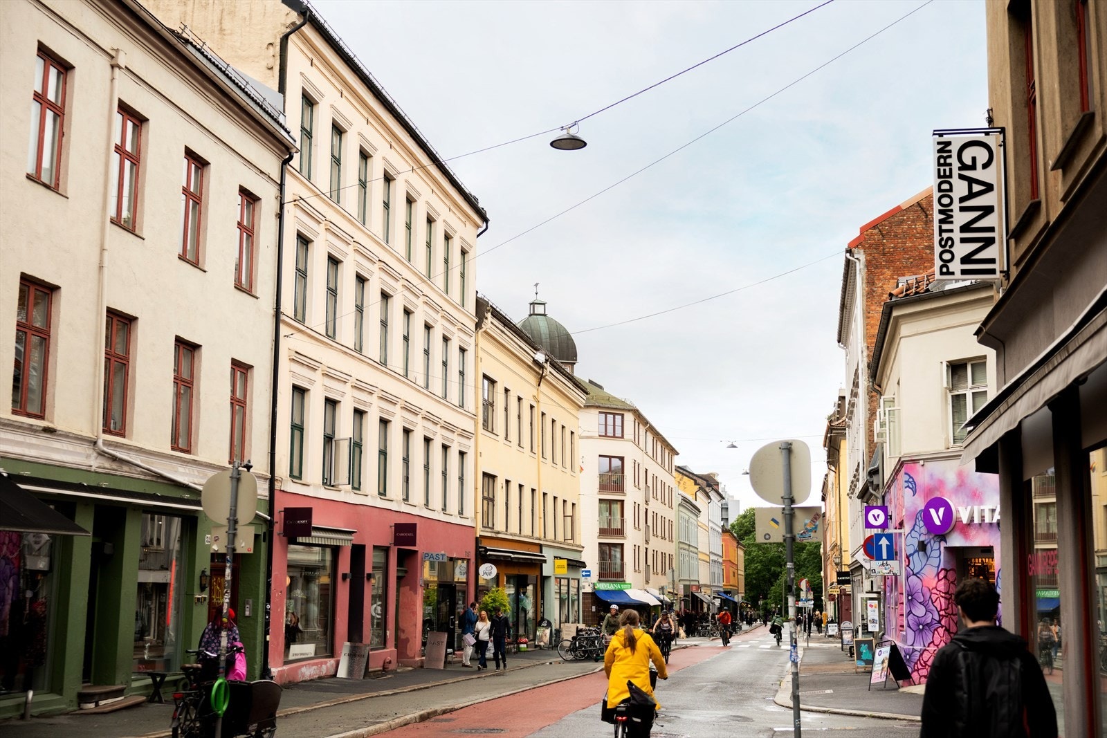 Det er et godt utvalg av nærbutikker og matvareforretninger i nærhet av boligen. Galleribilde