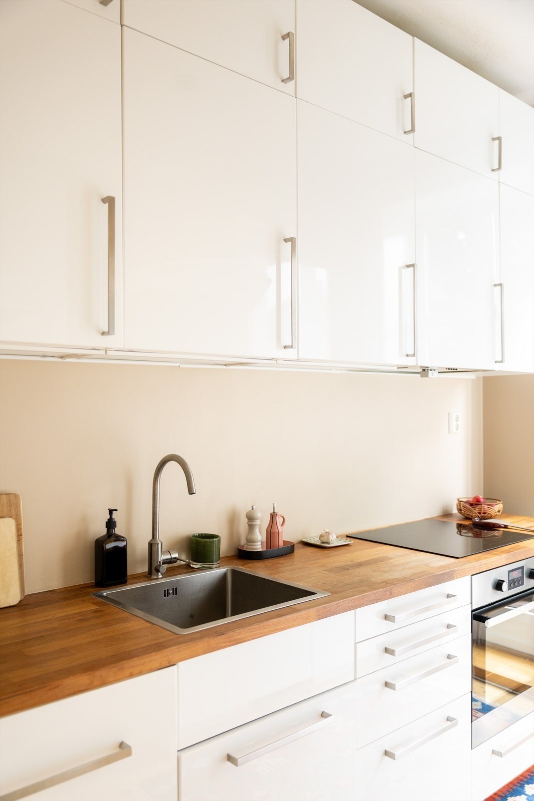Kjøkkenet er fra 2015 og har innredninger fra IKEA med glatte fronter og heltre benkeplate med nedfelt kum. Galleribilde