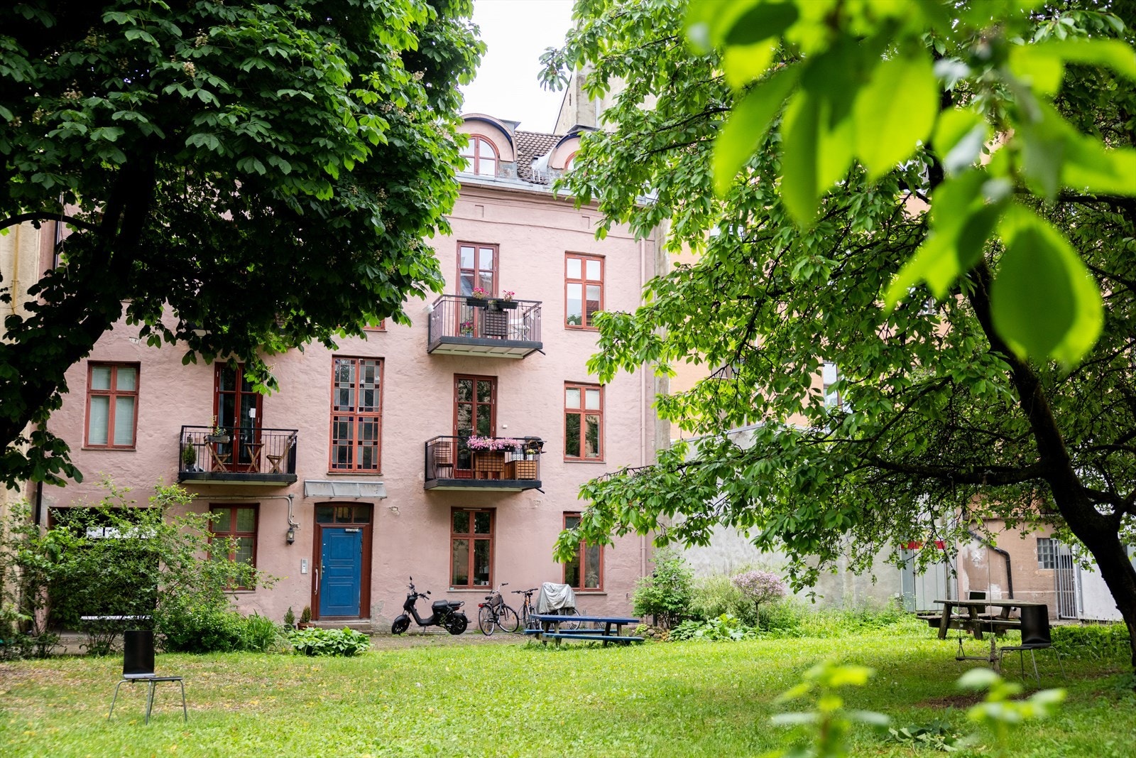 Boligen har attraktiv beliggenhet i en bygård med stor, grønn bakgård. Galleribilde