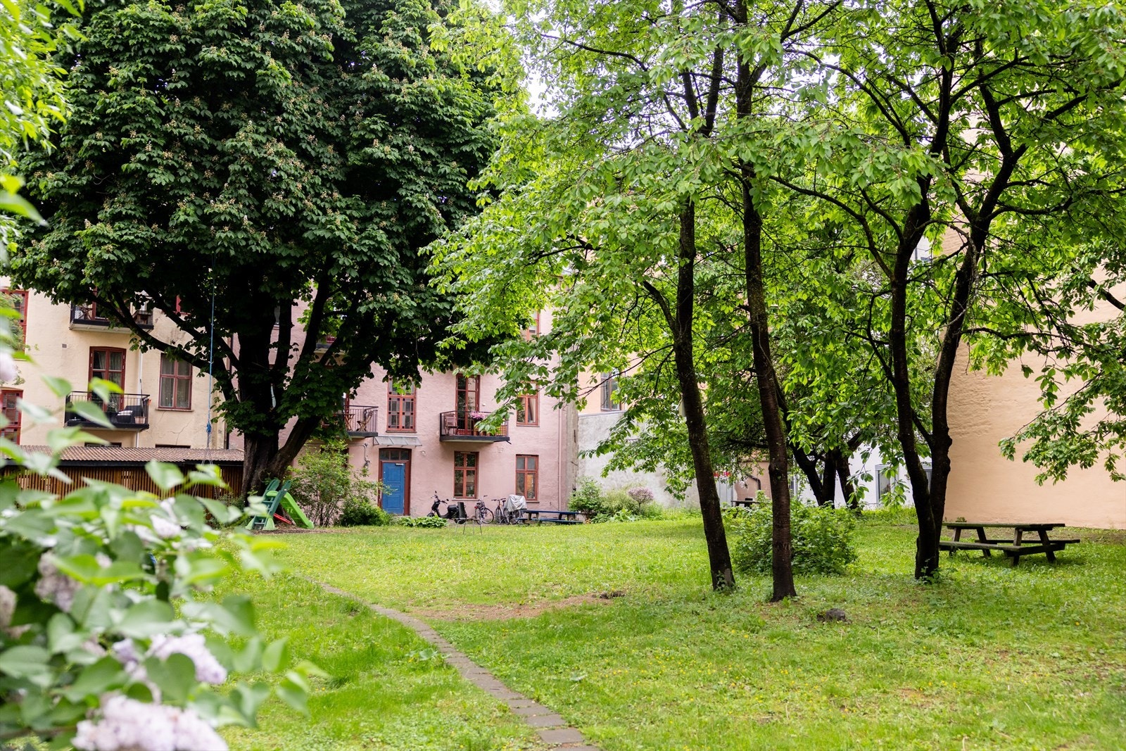 Idyllisk og tilbaketrukket beliggenhet, midt på løkka. Galleribilde