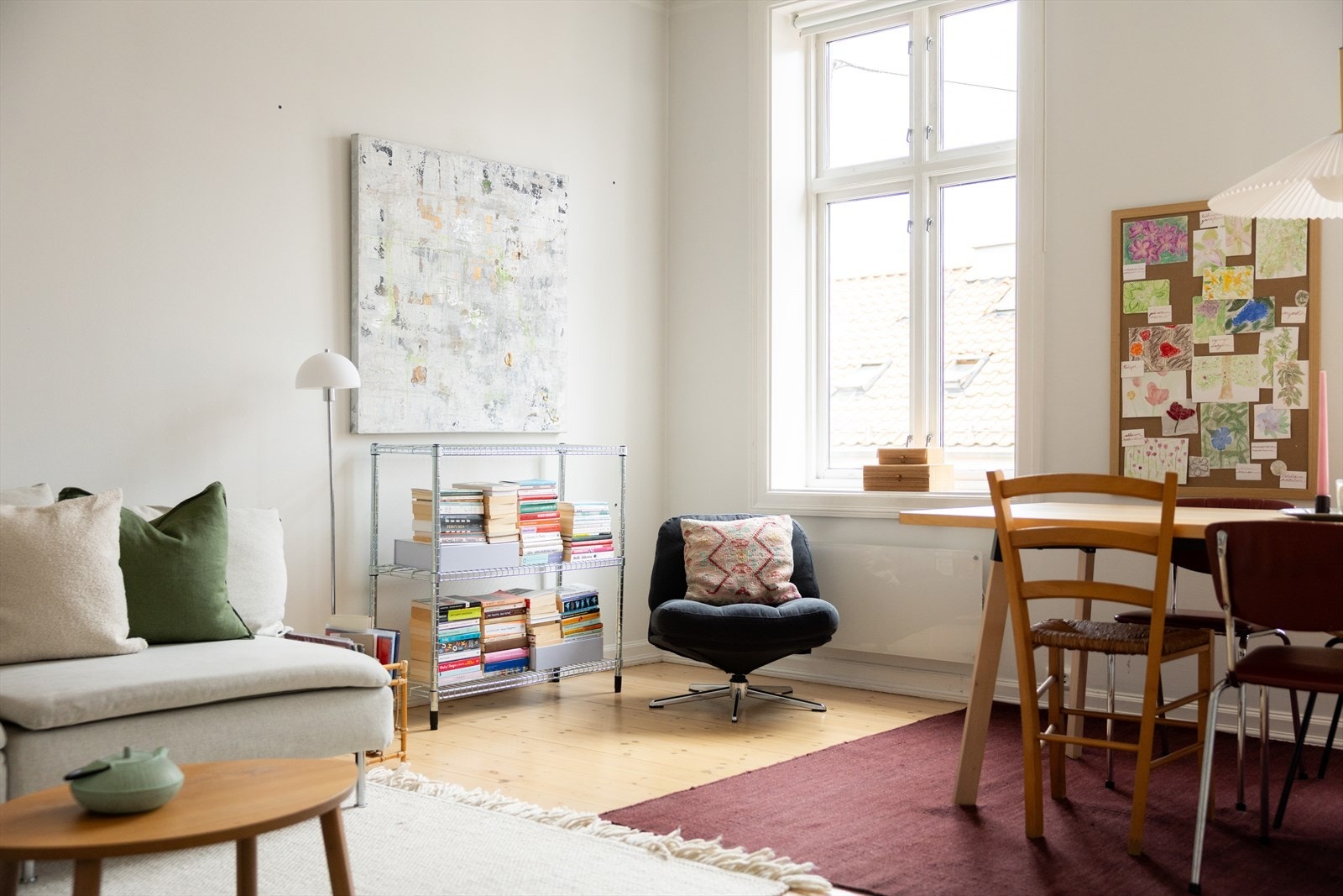 Stuen har en generøs takhøyde på ca. 2,86 meter. Galleribilde