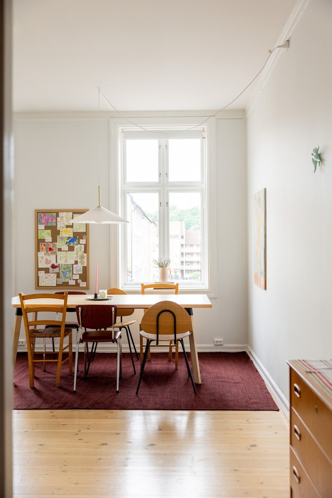 Lys og luftig stue med store vindusflater som slipper inn rikelig med naturlig lys. Galleribilde