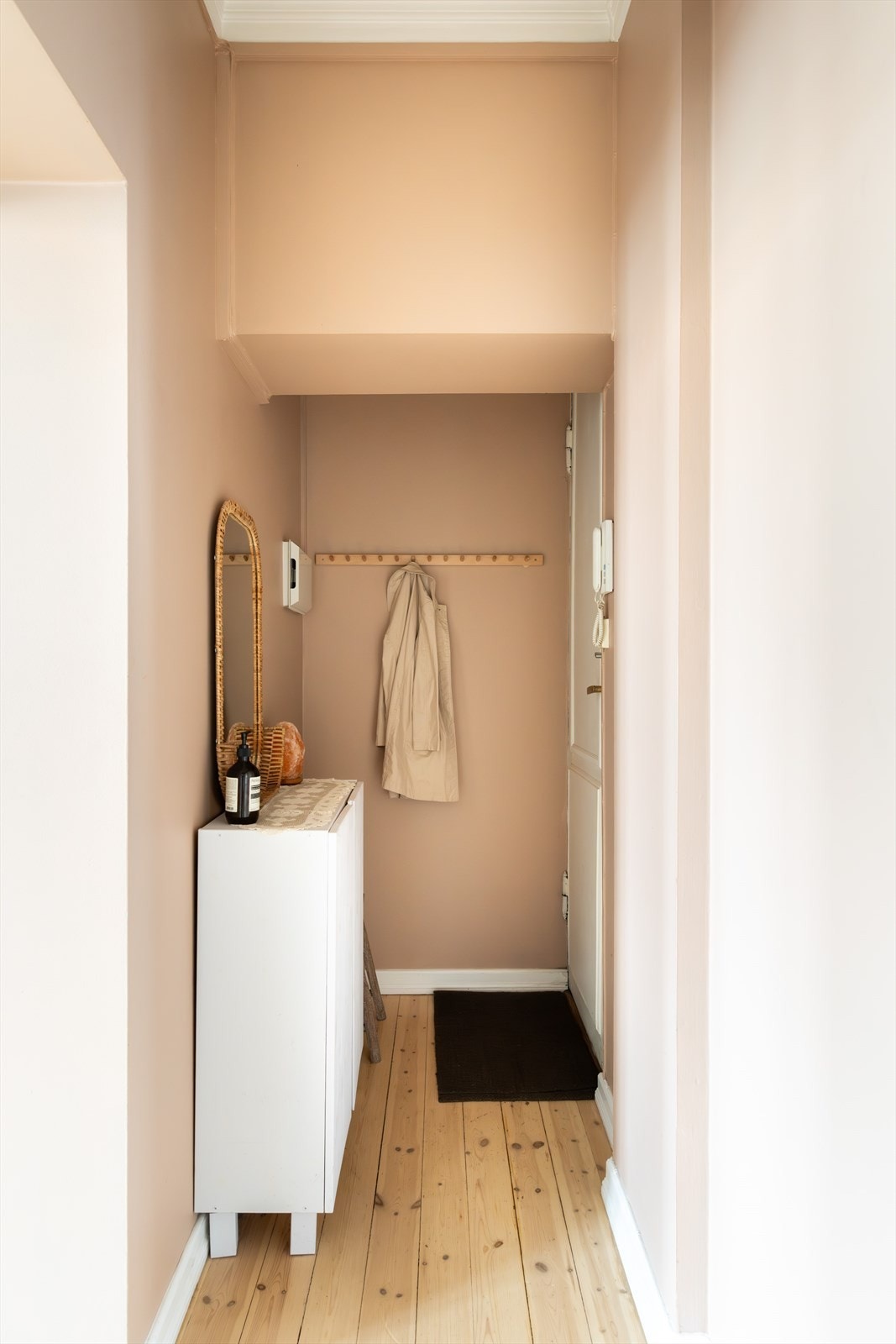 Innbydende entré med plass til yttertøy og sko. Galleribilde