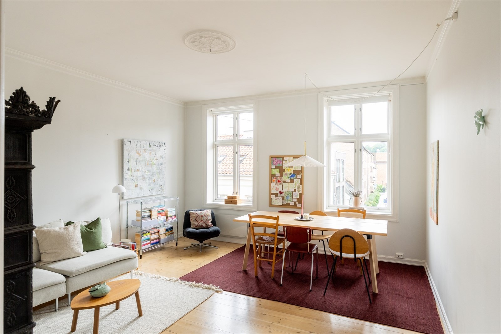 Velkommen til en sjarmerende og gjennomgående 2-roms med attraktiv beliggenhet i en klassisk bygård på Grünerløkka! Galleribilde