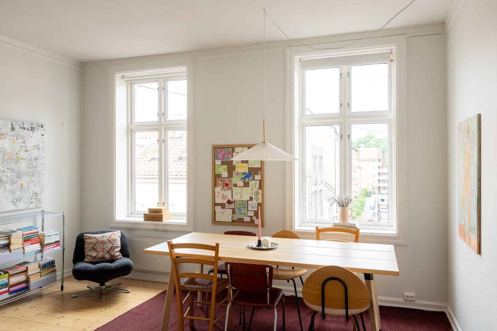 Rommet har god plass til både sofagruppe, TV-løsning og spisebord, noe som gir fleksible innredningsmuligheter. Galleribilde