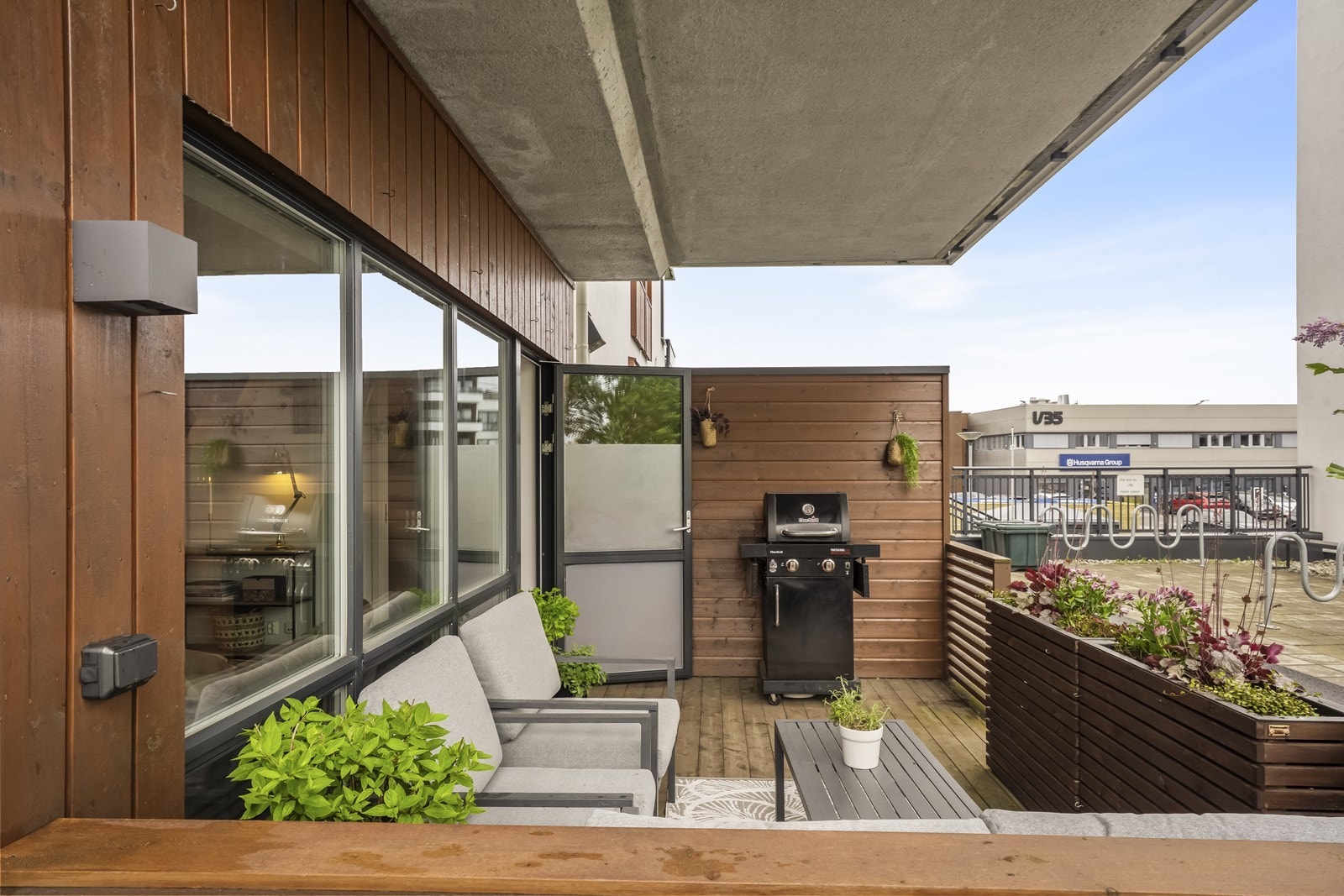 Uteplassen har god plass til sittegruppe og grill. Galleribilde