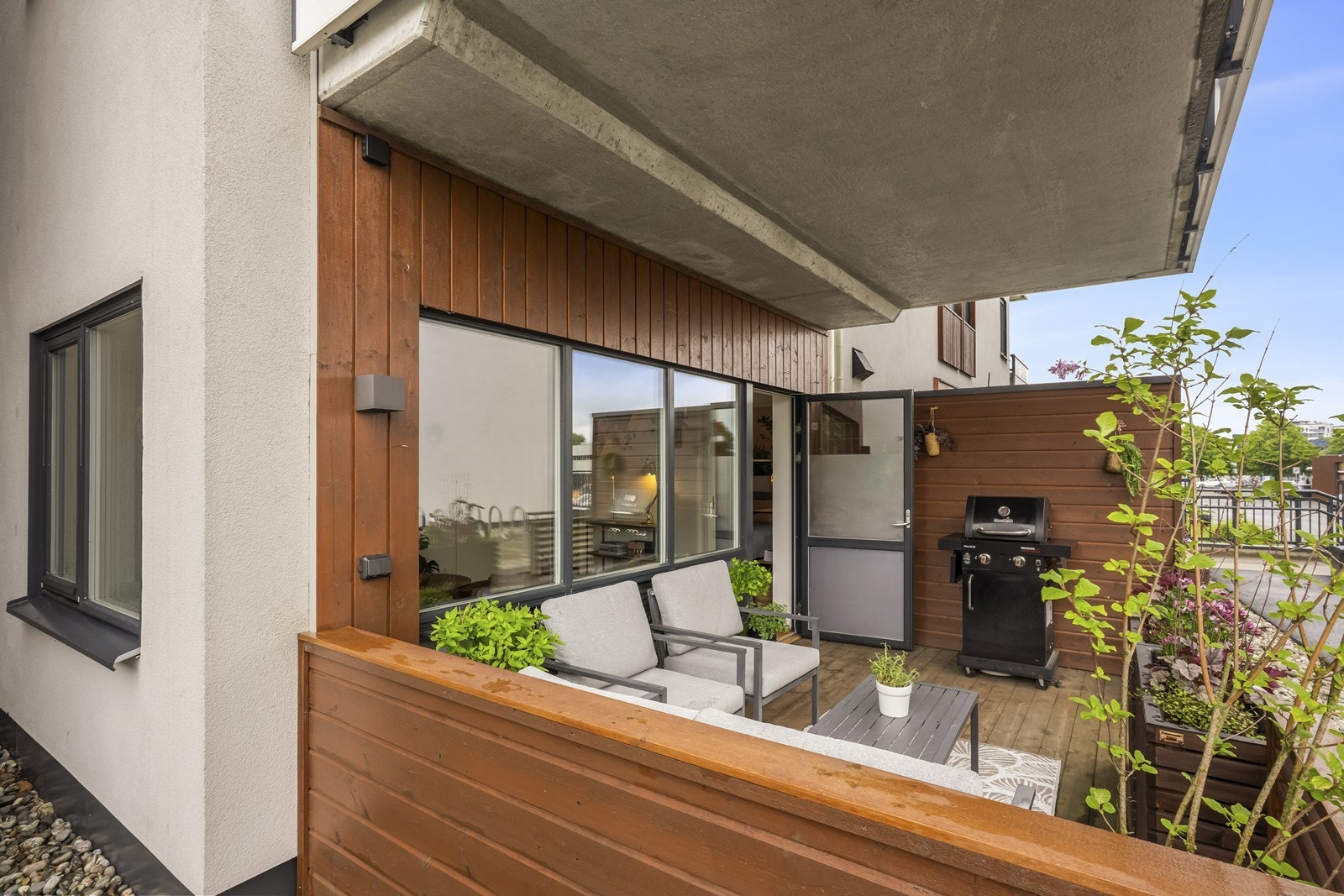 Fra stuen er det direkte utgang til en terrasse på rundt 10 m². Galleribilde