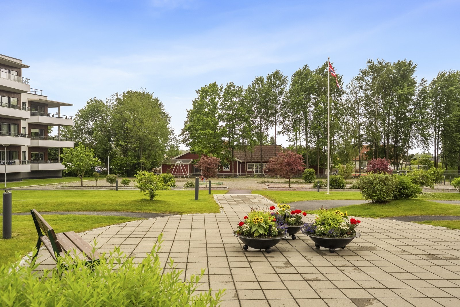 Sameiets fellesområder er pent opparbeidet med grøntarealer og sittegrupper. Galleribilde