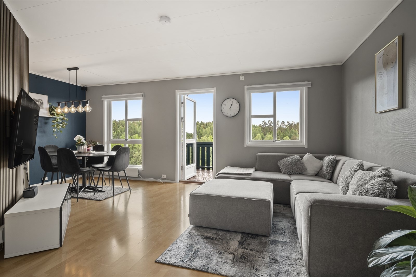 Stuen oppleves som lys og innbydende med god plass til både sofagruppe og spiseplass. Galleribilde