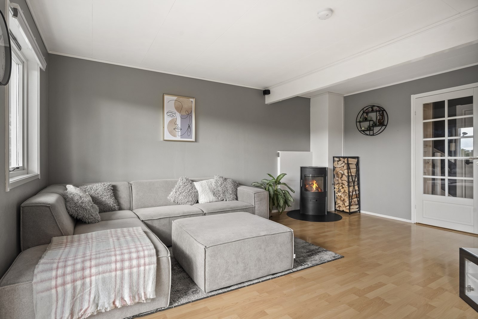 Stuen har store vindusflater som slipper inn rikelig med naturlig lys. Galleribilde