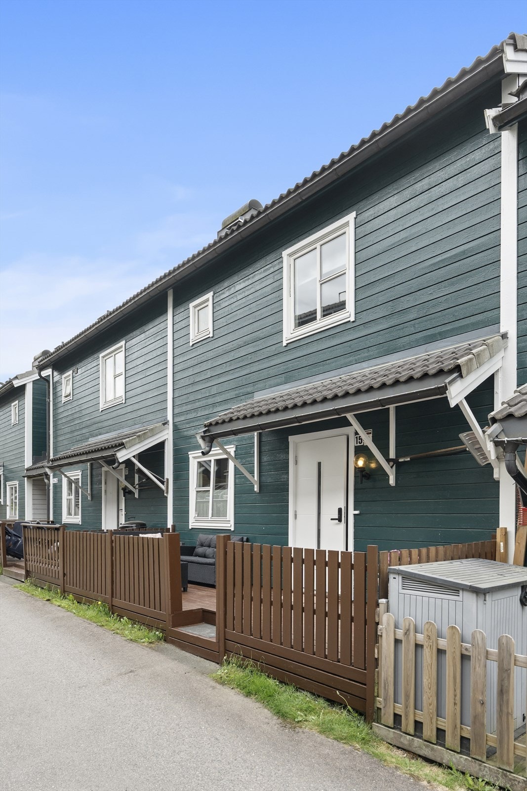 Boligen har adkomst via fellesarealets private stikkveier. Galleribilde