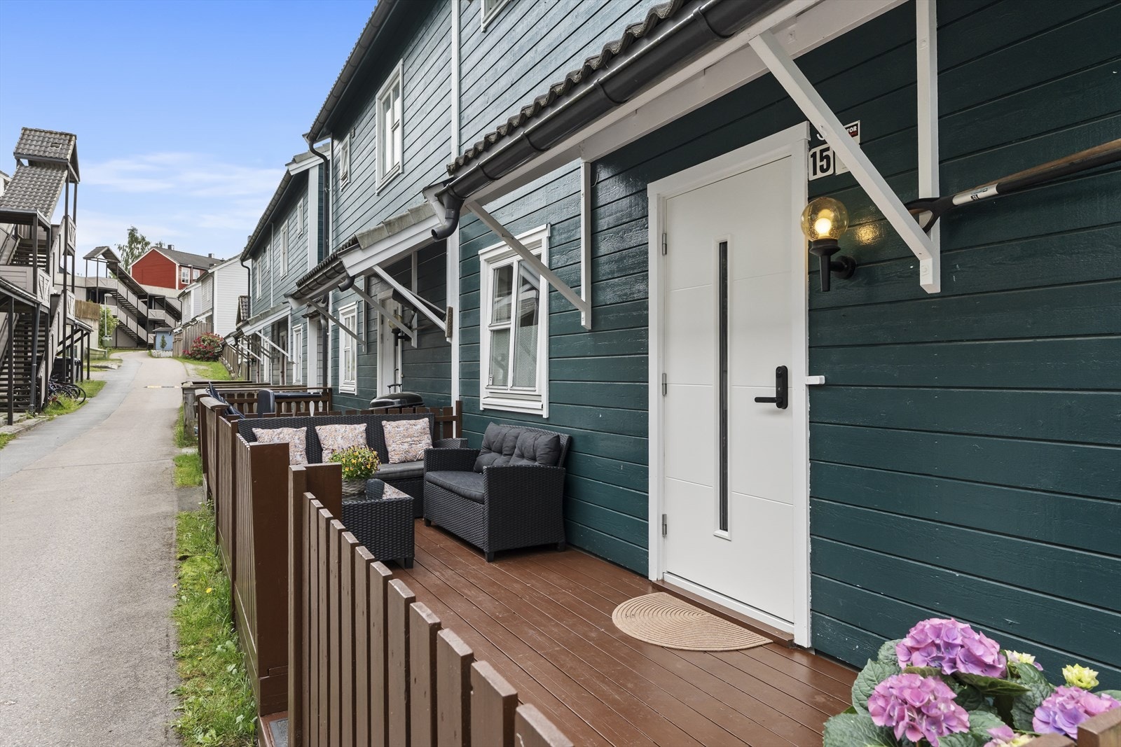 Boligen har egen terrasse ved inngangspartiet med plass til utemøbler. Galleribilde