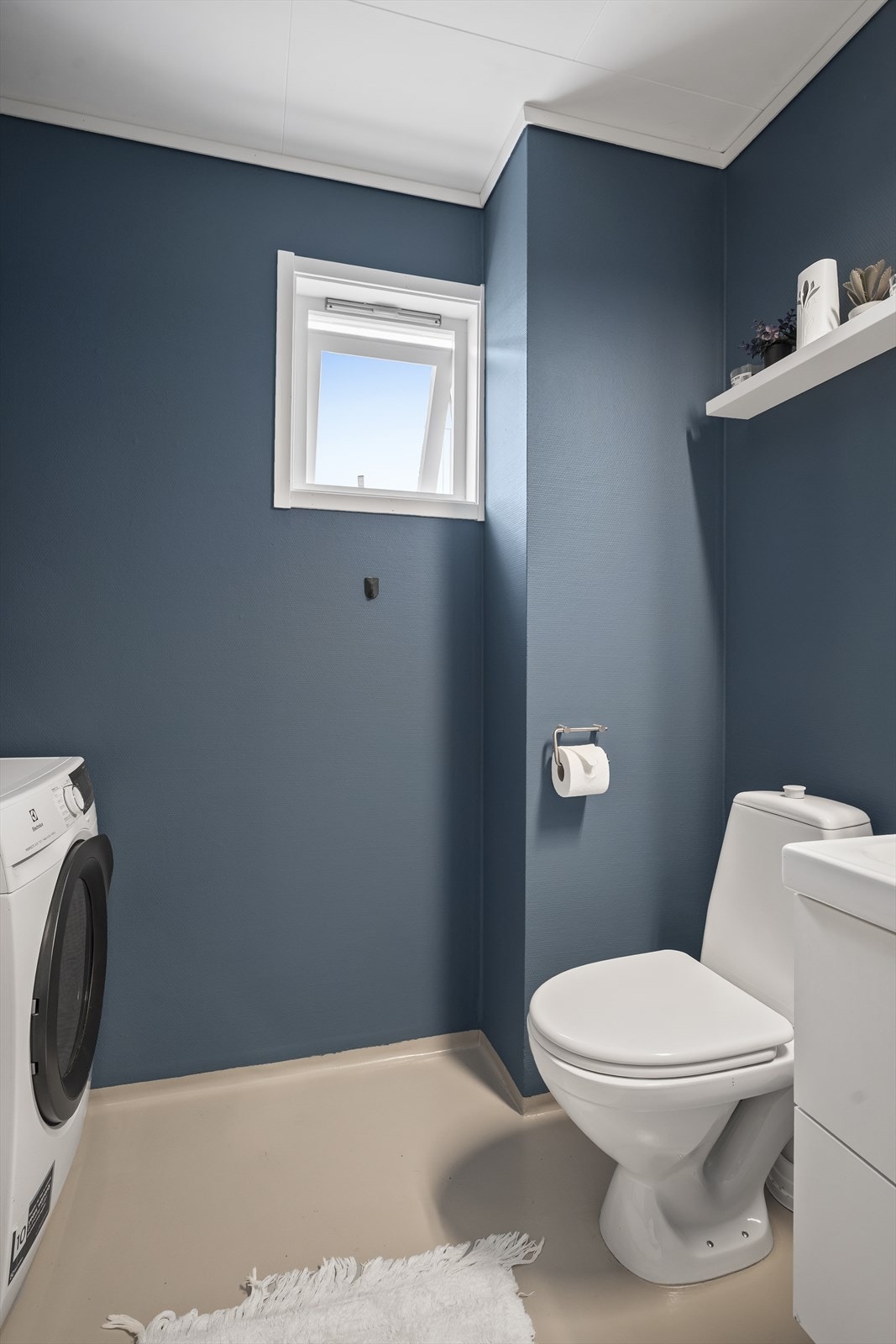 Badet fremstår som et praktisk og funksjonelt rom for familiens daglige behov. Galleribilde