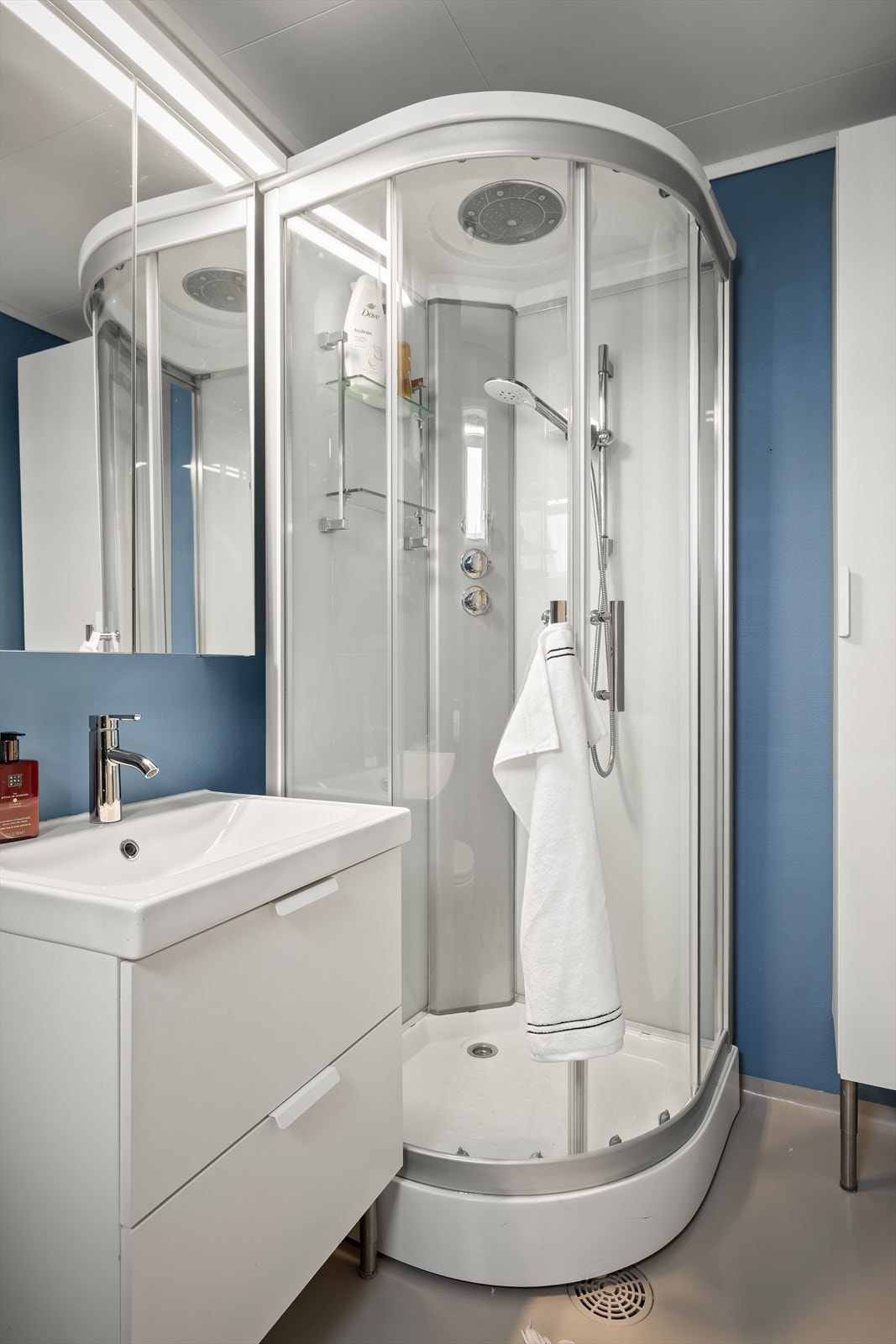 Badet er lyst og funksjonelt, uten tegn til fukt. Galleribilde