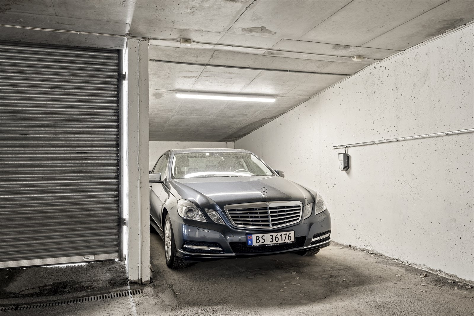 Fast parkeringsplass med mulighet for å sette opp elbillader. Det er også godt med gjesteparkering for venner og familie. Galleribilde