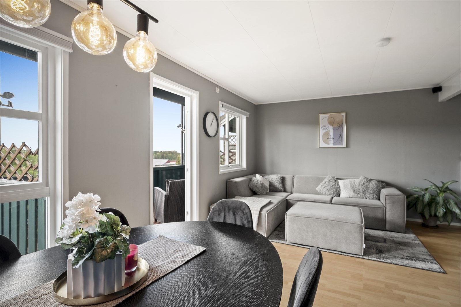 Fra stuen er det utgang til en overbygget balkong med sørvendt orientering og flott utsikt over nærområdet. Galleribilde