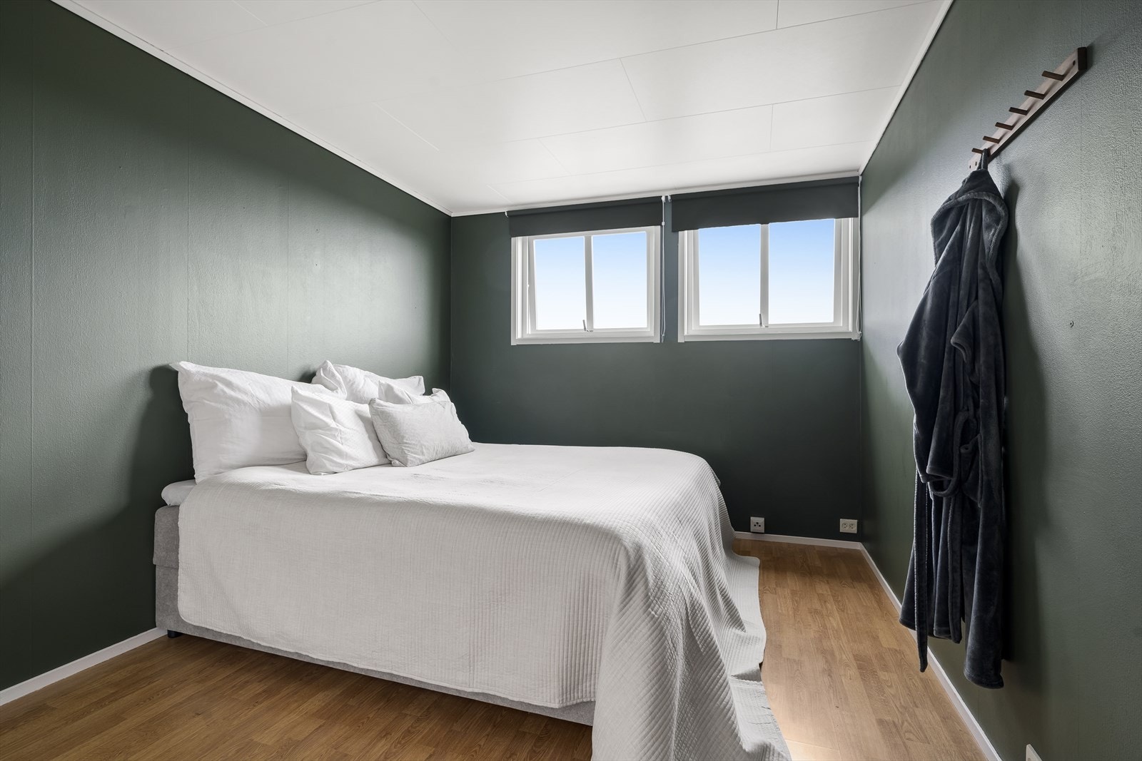 Dette er boligens hovedsoverom med flere vindusflater og god plass til dobbeltseng og garderobe. Galleribilde