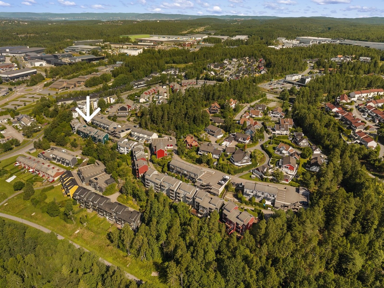 Barnefamilier vil sette pris på nærheten til flere barnehager og skoler. Trollskogen barnehage, Bjørkekroken barnehage og Bøleråsen barnehage ligger alle innenfor en ti minutters gåavstand. Galleribilde