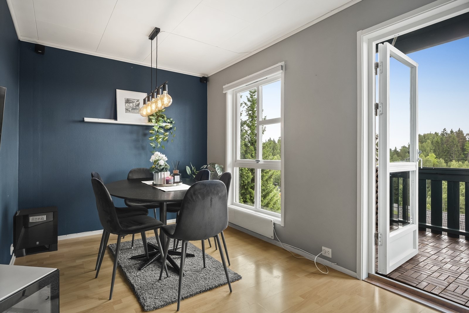 Innvendige overflater består hovedsakelig av laminatgulv, tapet, strietapet og malte flater. Galleribilde