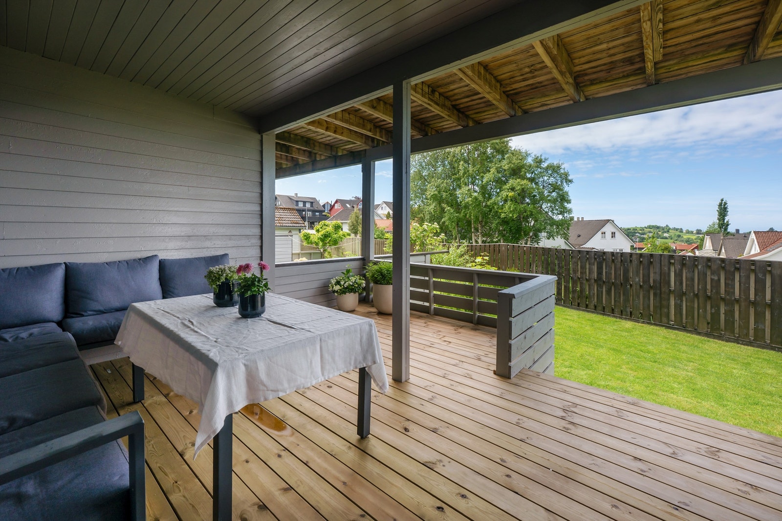 Overbygd terrasse med tilgang til hagen. Galleribilde