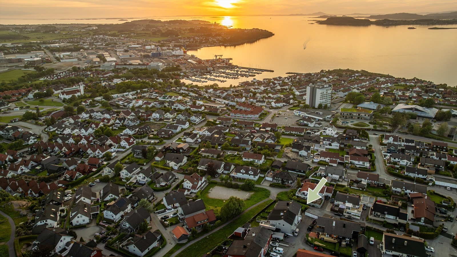 Boligen ligger i et etablert boligfelt på Tasta, med nydelig utsikt i flere retninger. Området består for det meste av lik bebyggelse og her ligger du på en høyde som gir åpent og fritt utsyn, i tillegg til friområde i front. Galleribilde