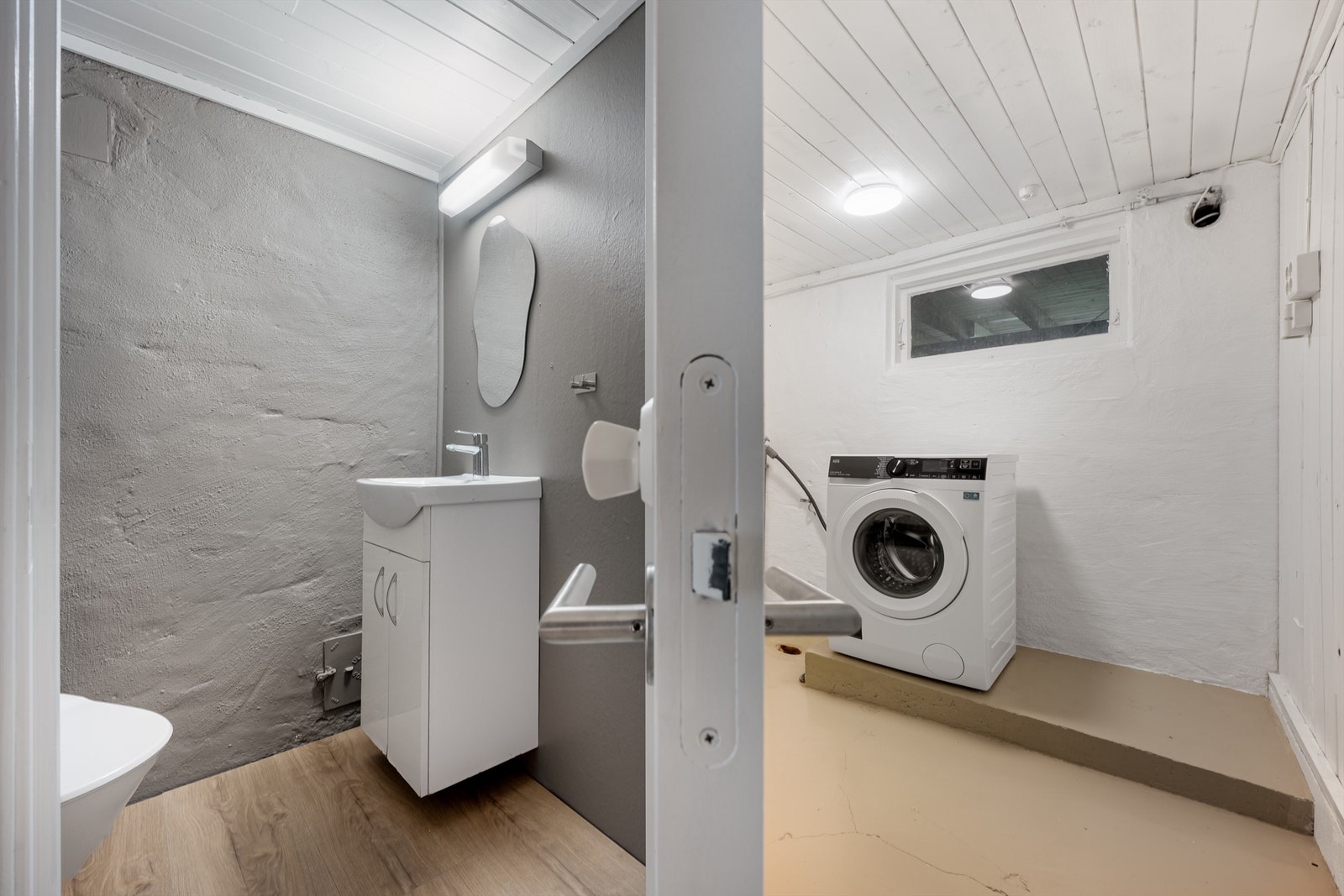 Wc har malte betongvegger, laminat på gulv, enkel servant. Vaskerom er av god størrelse med god plass til vaskemaskin samt tørketrommel.
Det er malt betonggulv, vegger i betong. Galleribilde