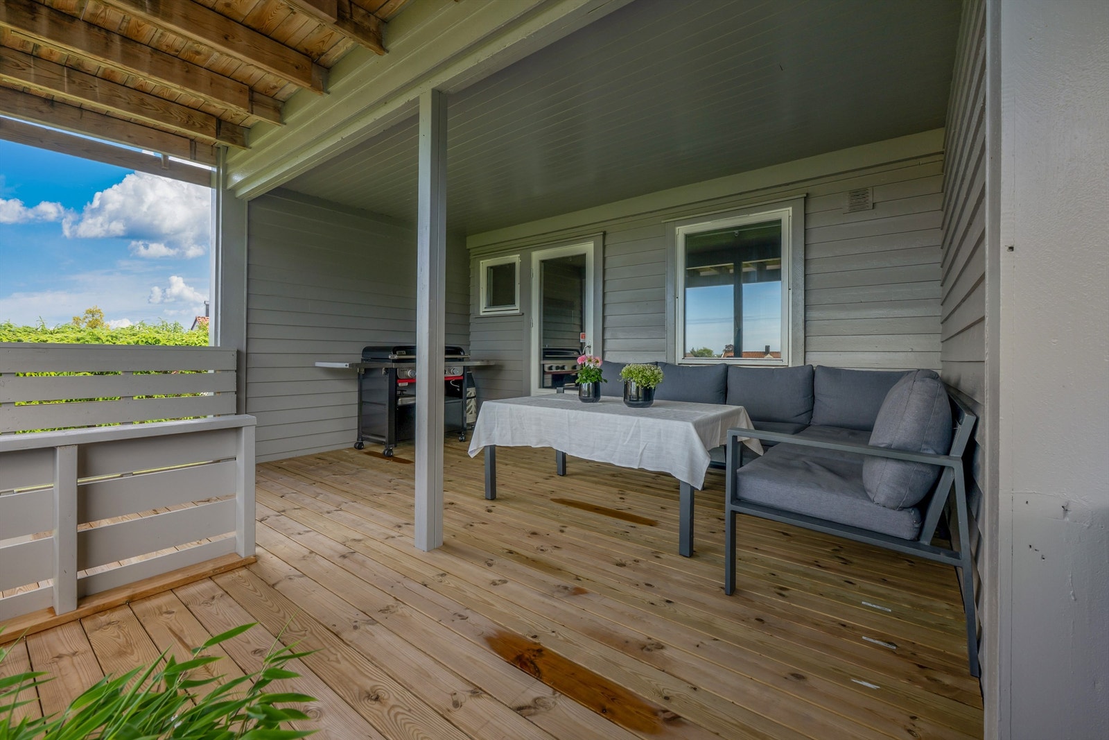 Terrasse utenfor soverom har nybygd dekke. Galleribilde