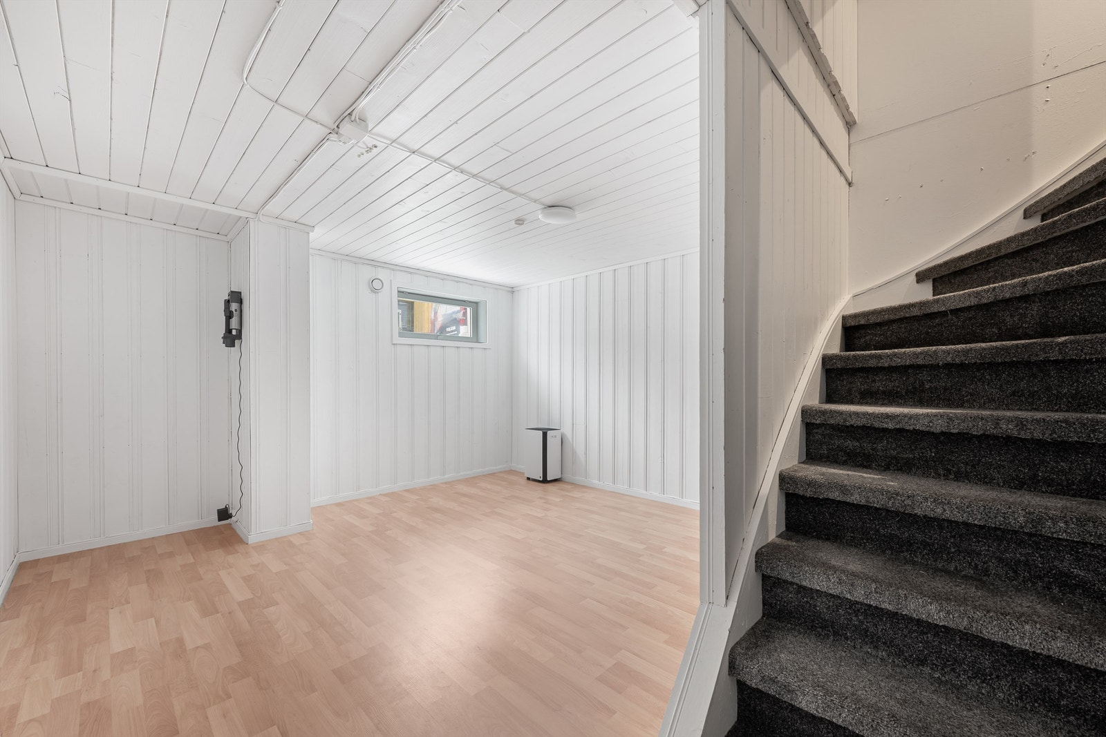 Kjeller er innredet med stue, wc, vaskerom, stor bod og inngangsparti/gang.
Egen inngang til kjeller. Galleribilde