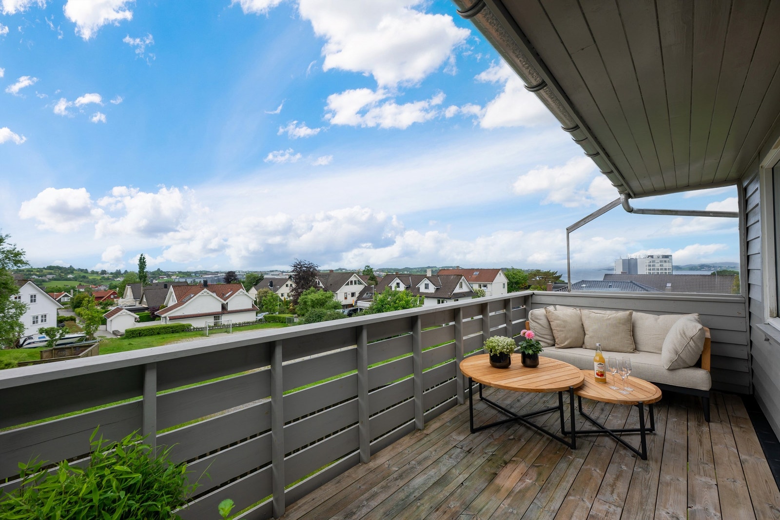 Stor terrasse ut fra stue, med fin og luftig utsikt. Galleribilde