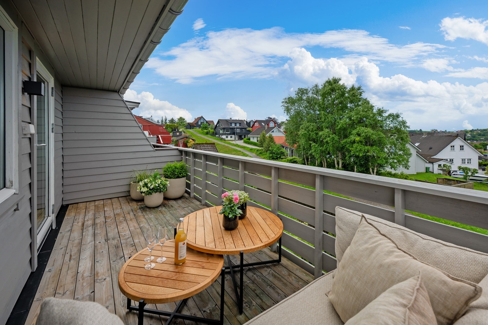 Terrasse ut fra stue er av god størrelse og vender mot friområde. Galleribilde