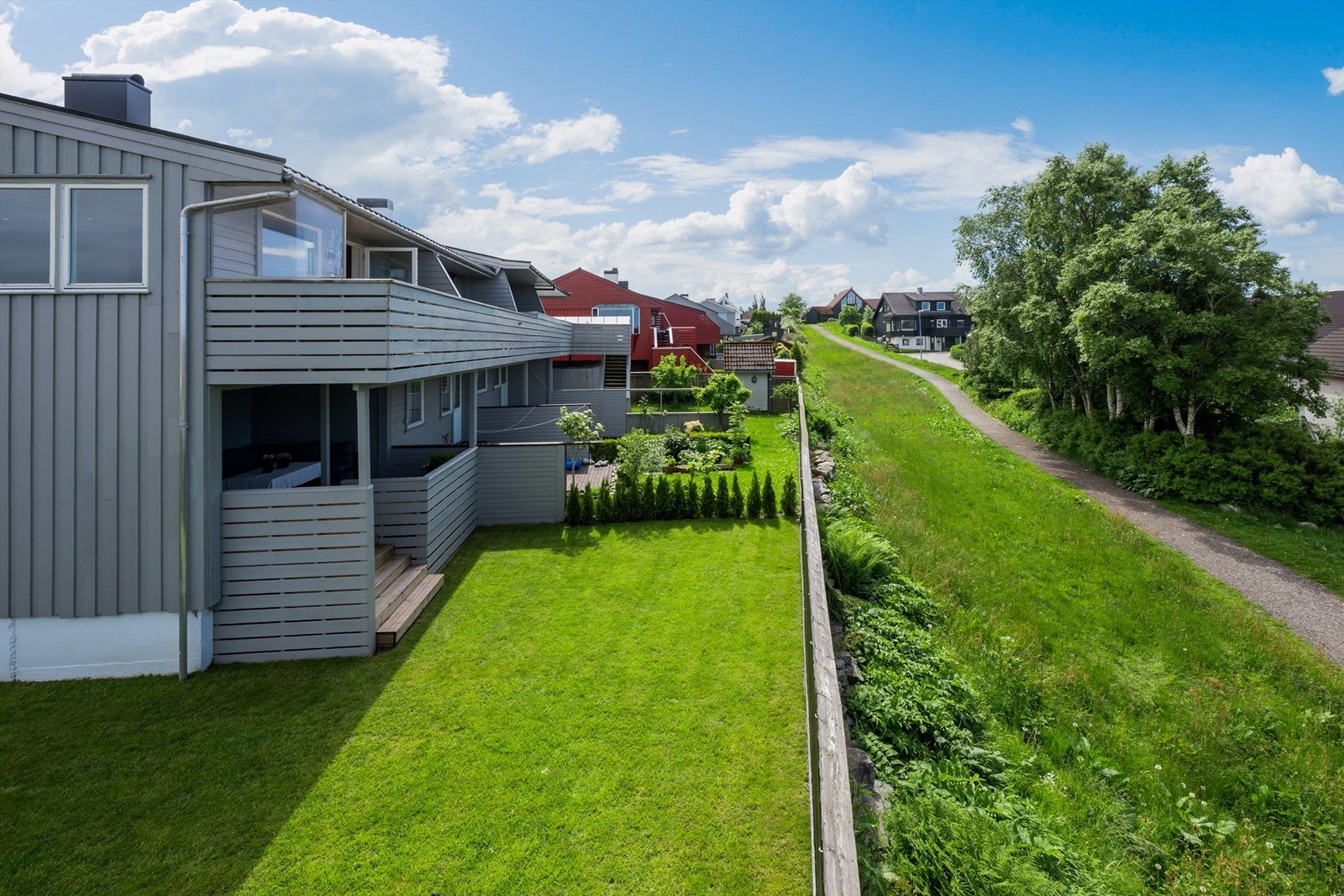 Flott opparbeidet hjørnetomt med stor og fin hage, samt 2 terrasser. Galleribilde