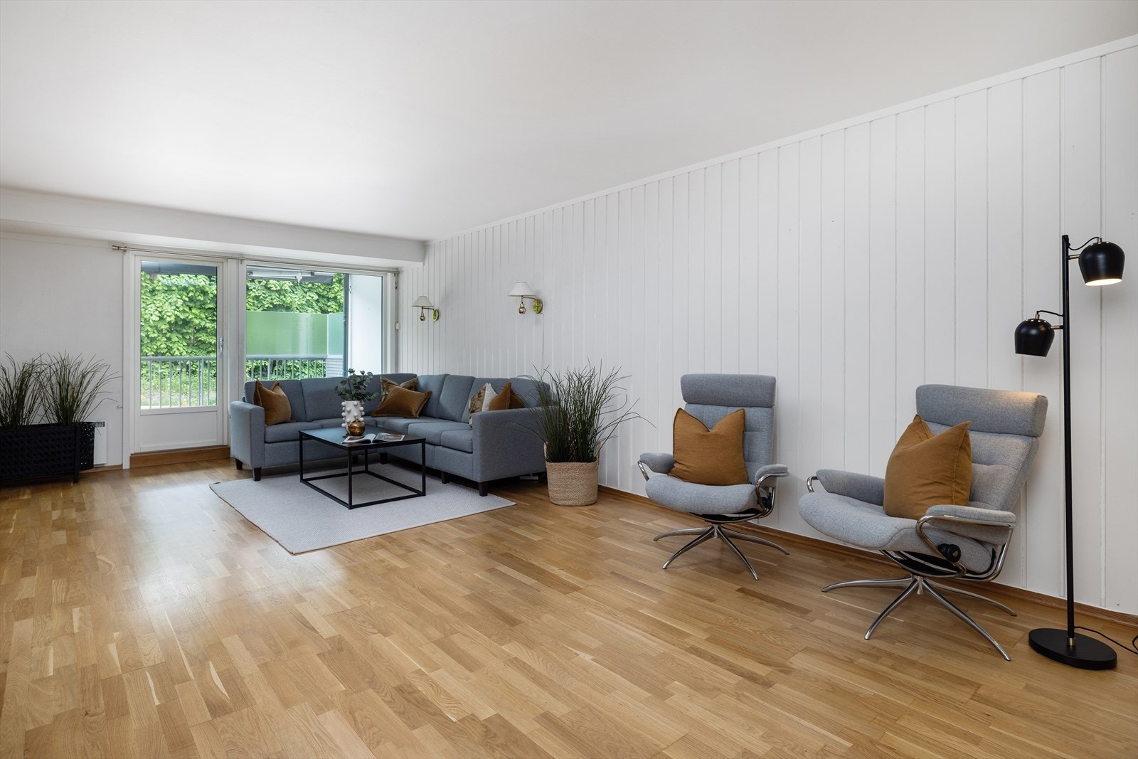Gjennomgående lys og åpen forbindelse mellom stue, spisestue og uteplass. Galleribilde